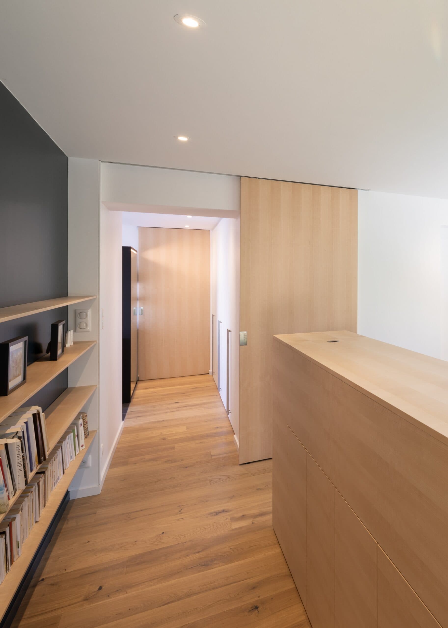 Couloir de chambre avec meuble bas en bois et étagères