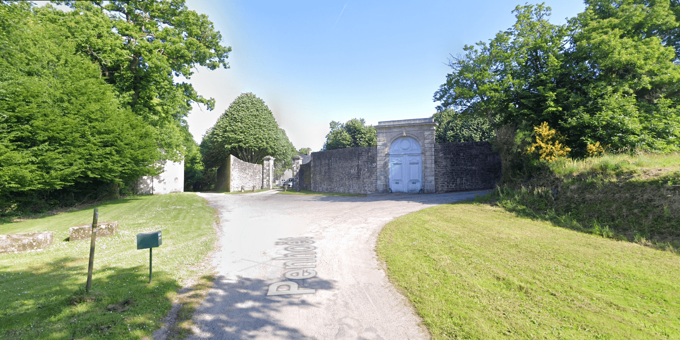 Allée d'accès à une propriété avec porte cochère au fond