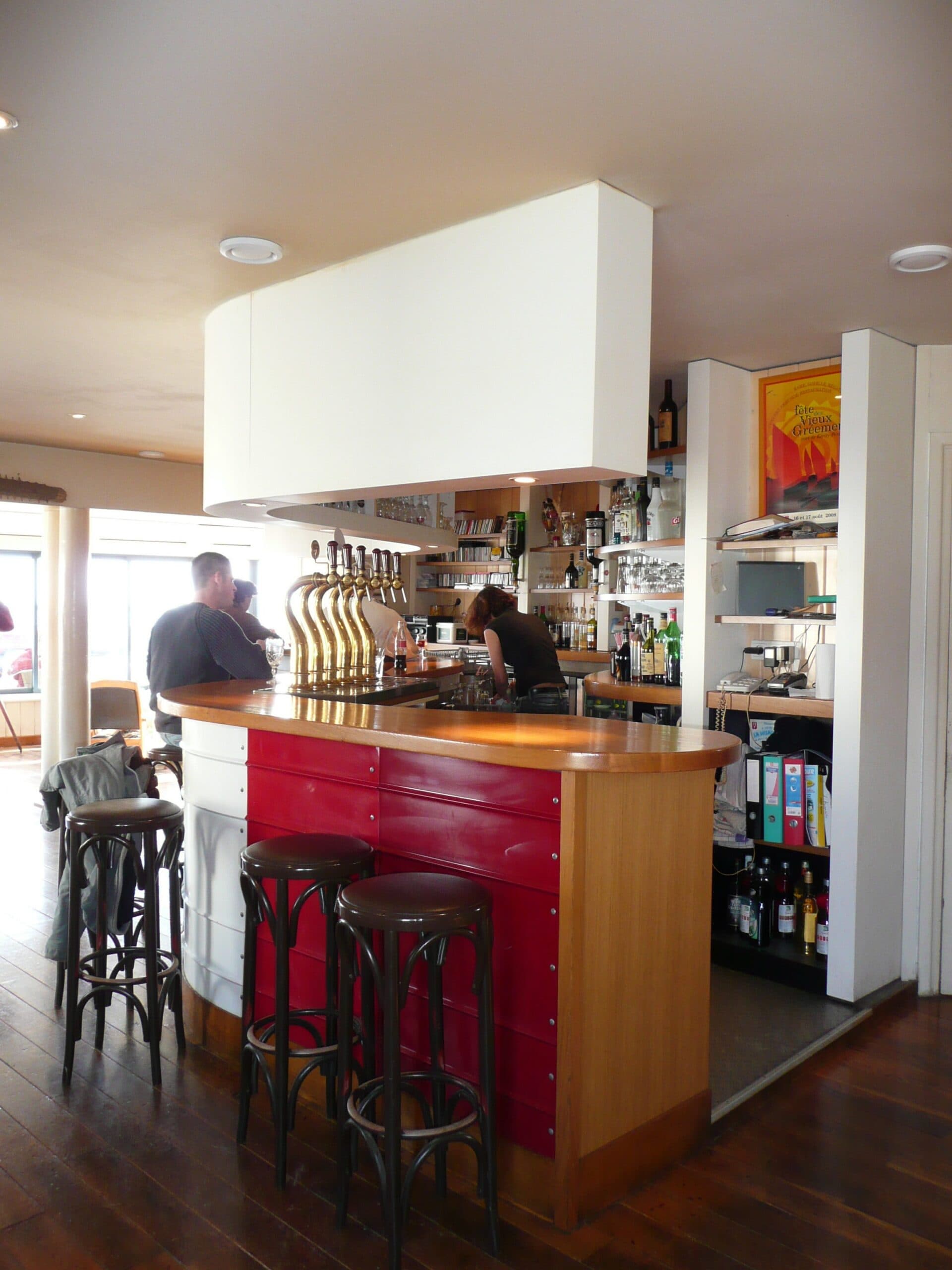 Comptoir de bar rouge sous une hotte blanche