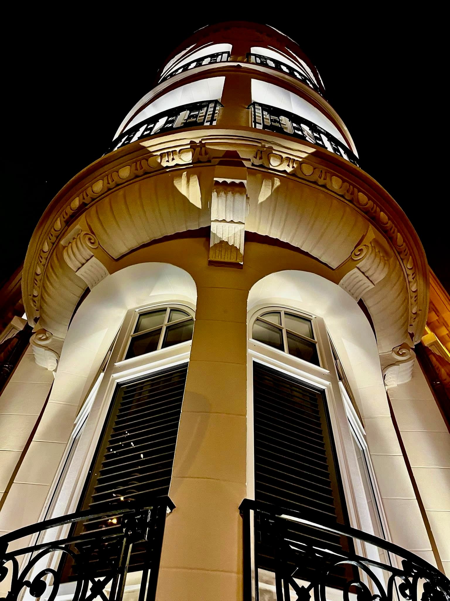 Tourelle d'un immeuble ancien éclairée de nuit