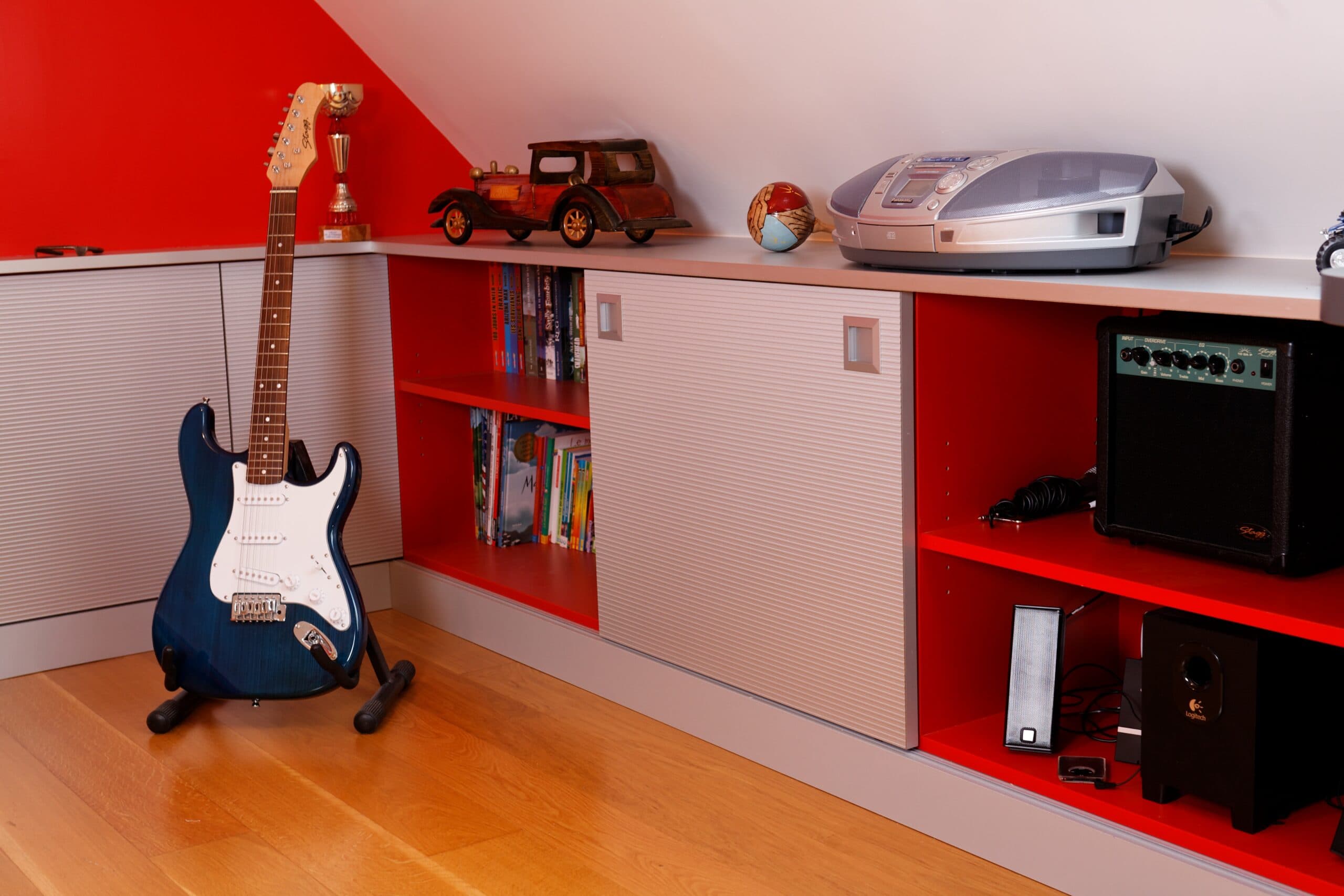 Rangements blancs et rouges dans une chambre d'enfant