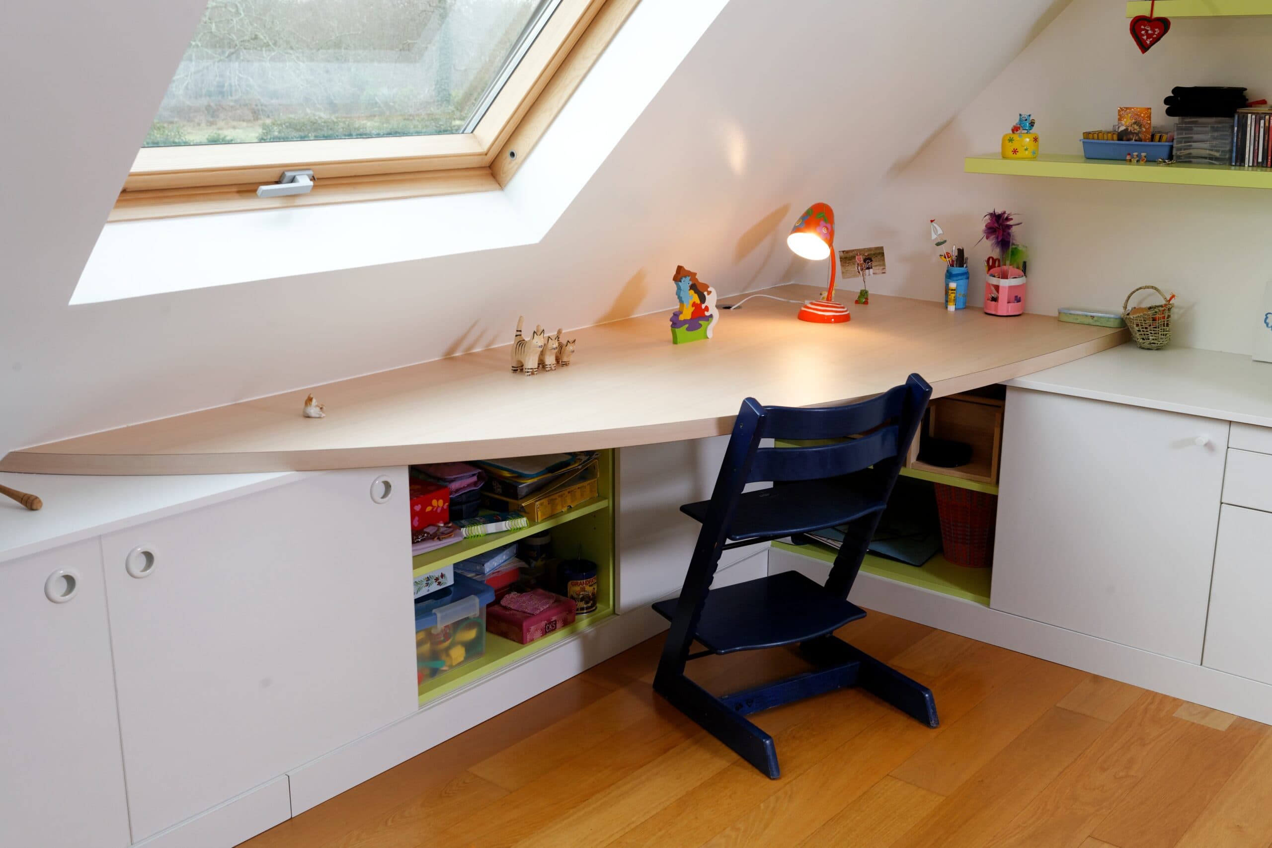 Bureau d'enfant sous pente avec rangements intégrés