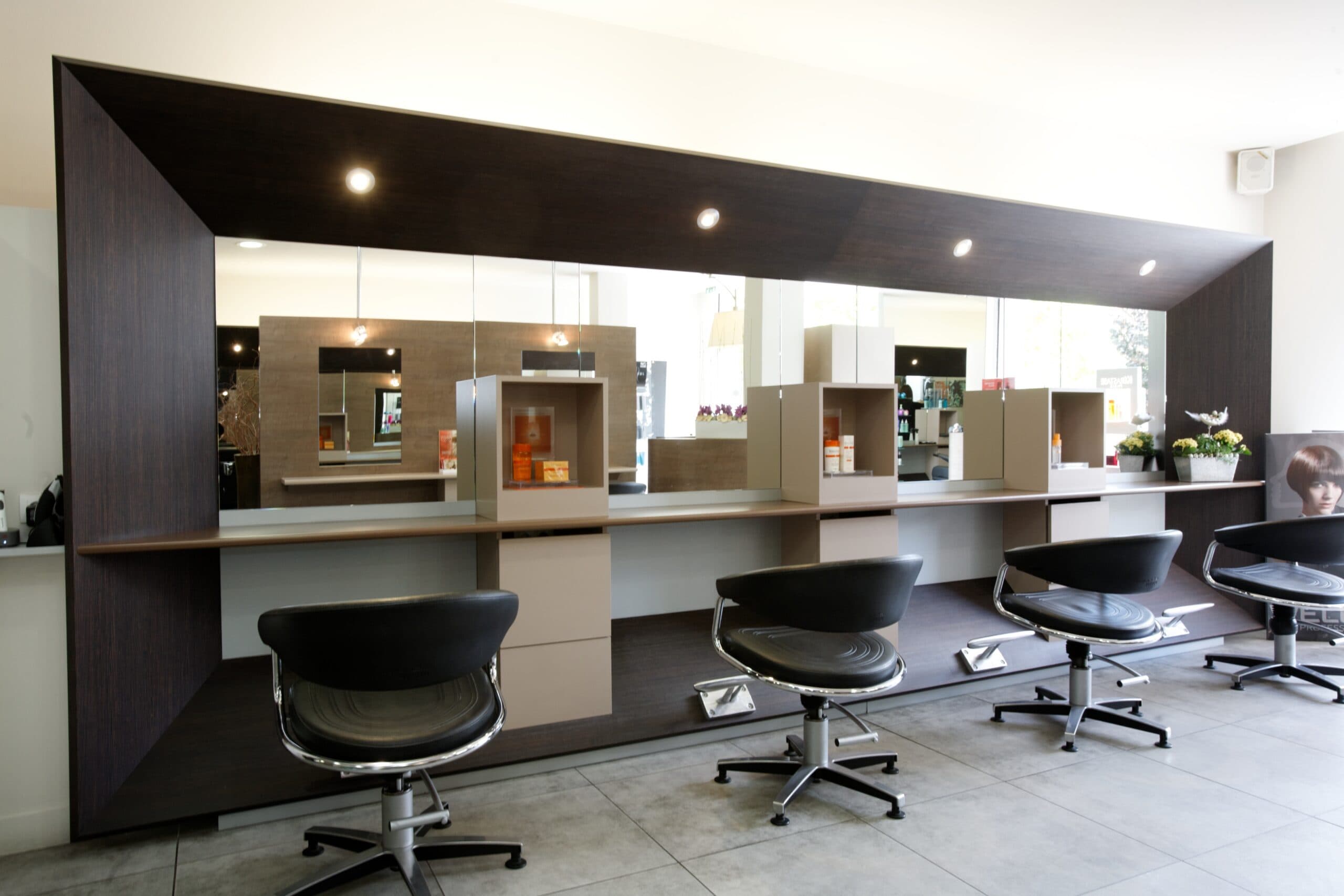 Postes de coiffage avec miroirs et cadre en bois sombre