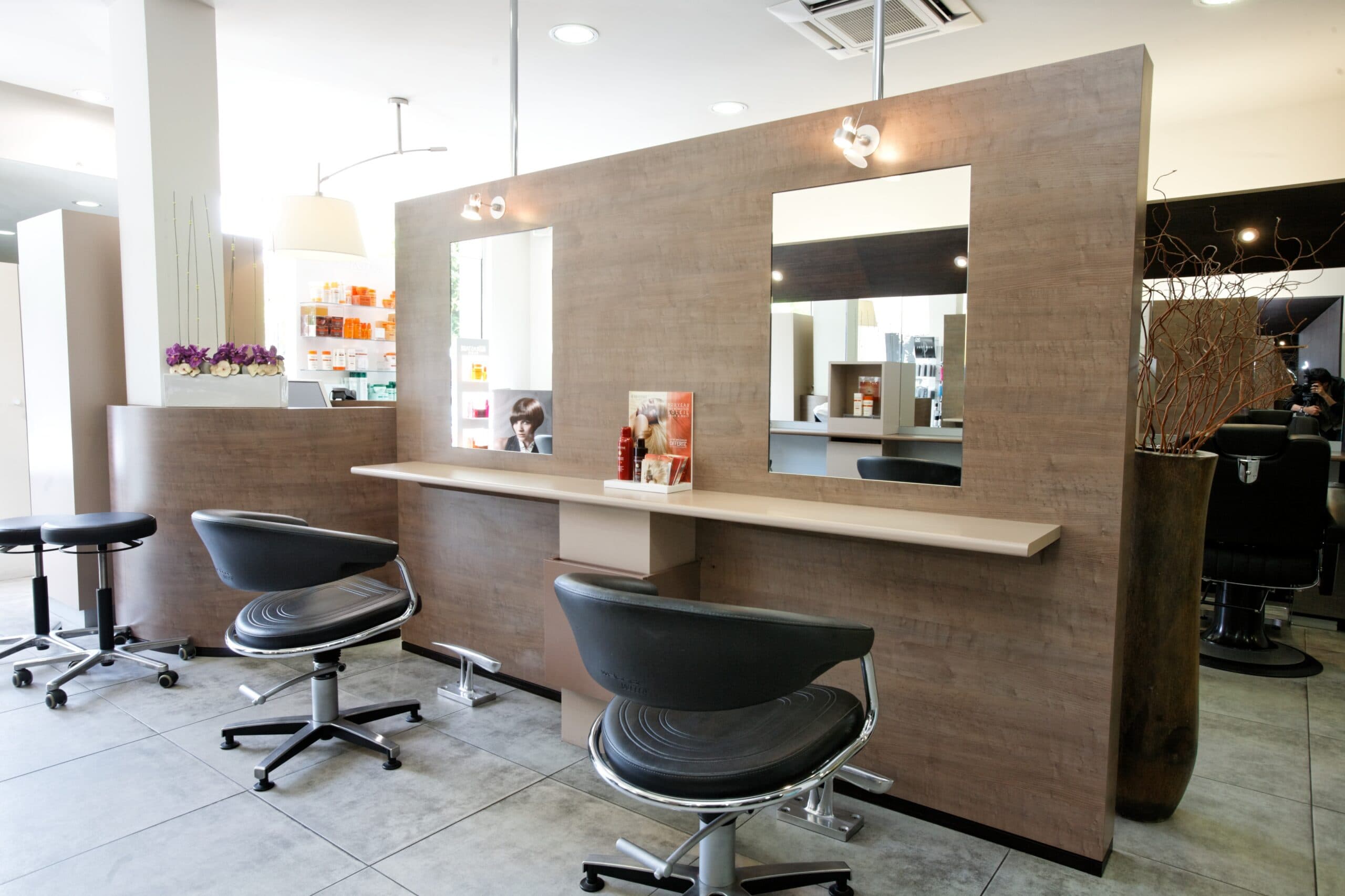 Poste de coiffage en bois avec miroirs et fauteuils noirs
