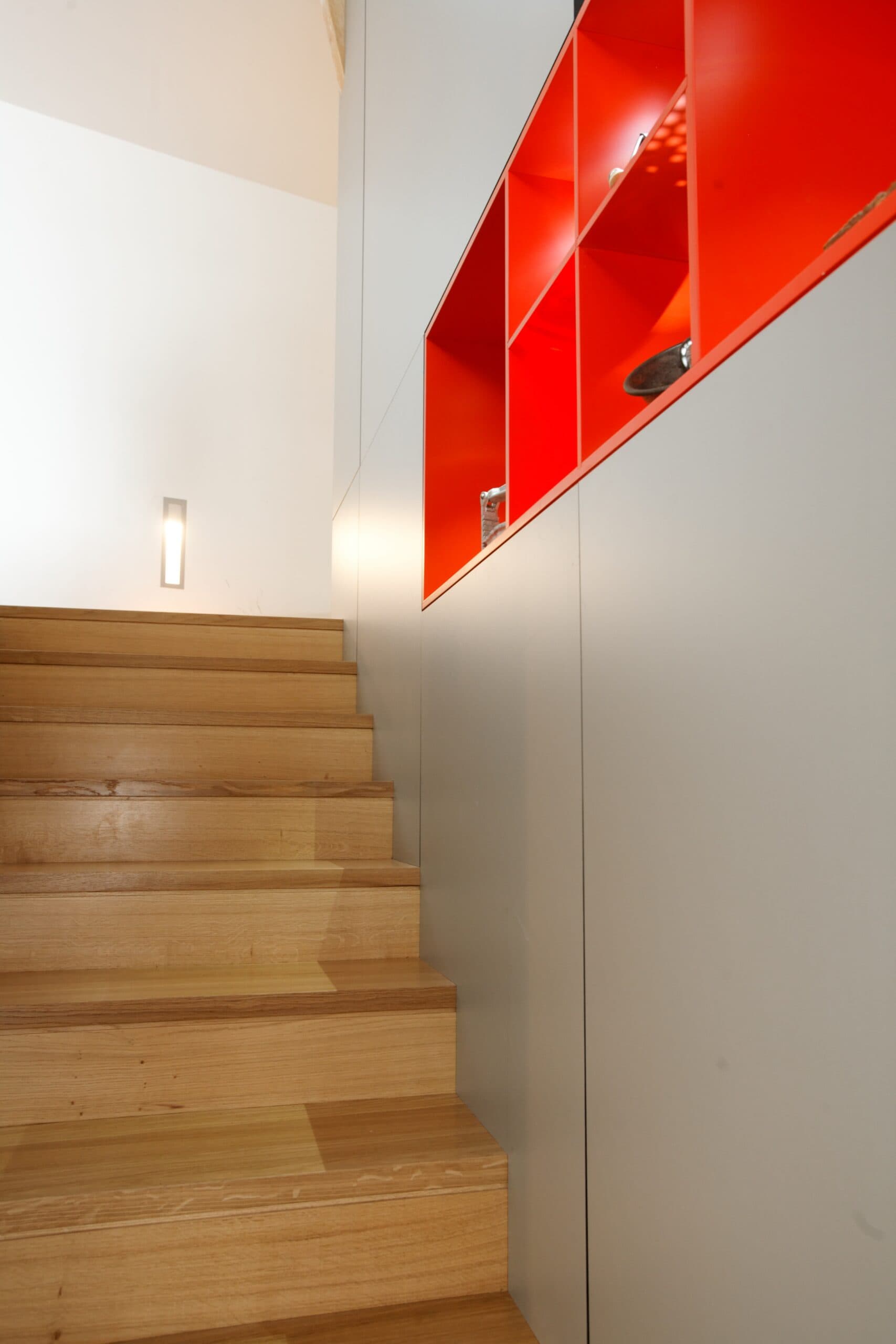 Escalier en bois et niche rouge laquée