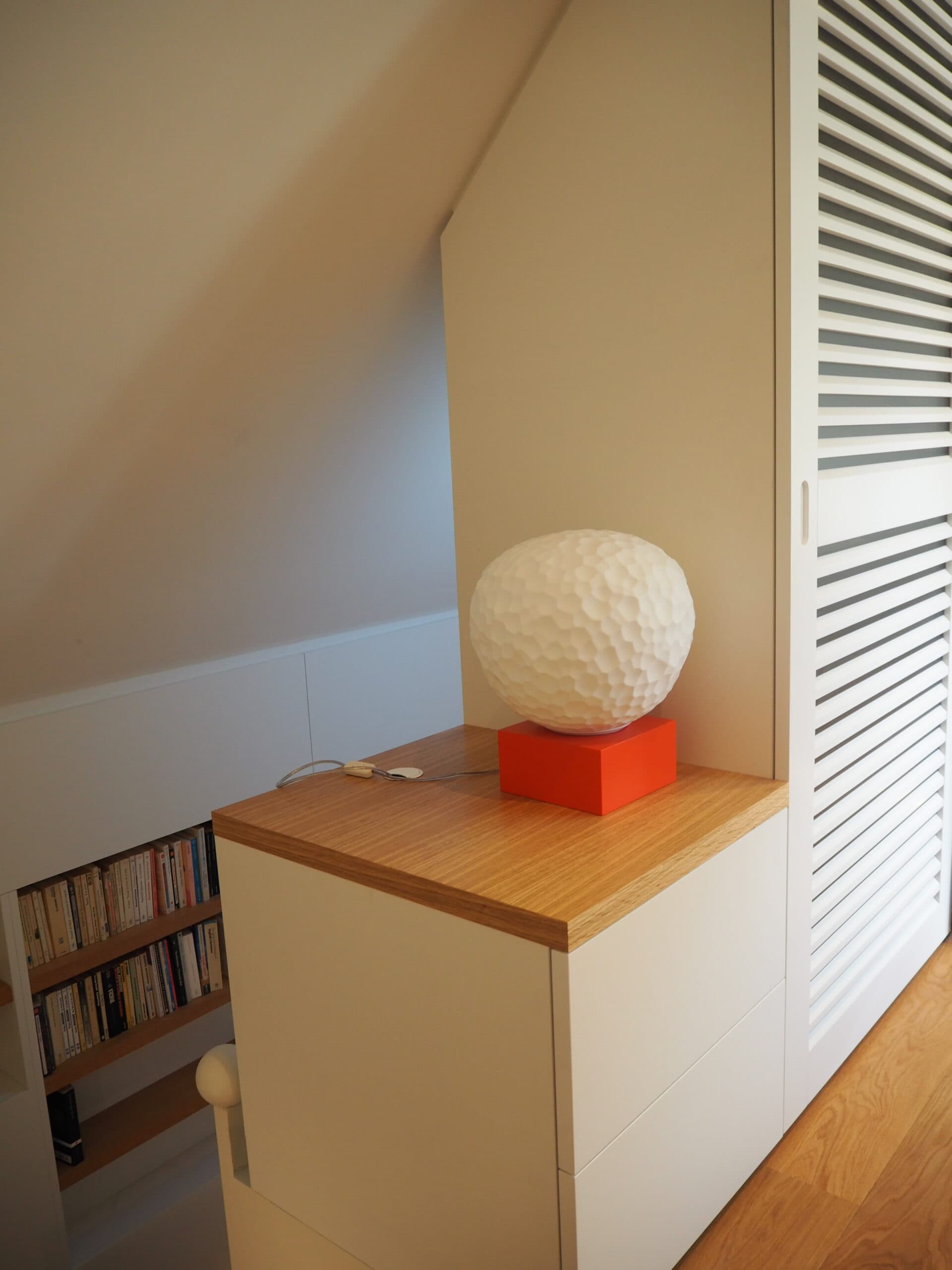 Rangement sous pente avec volet coulissant à lames