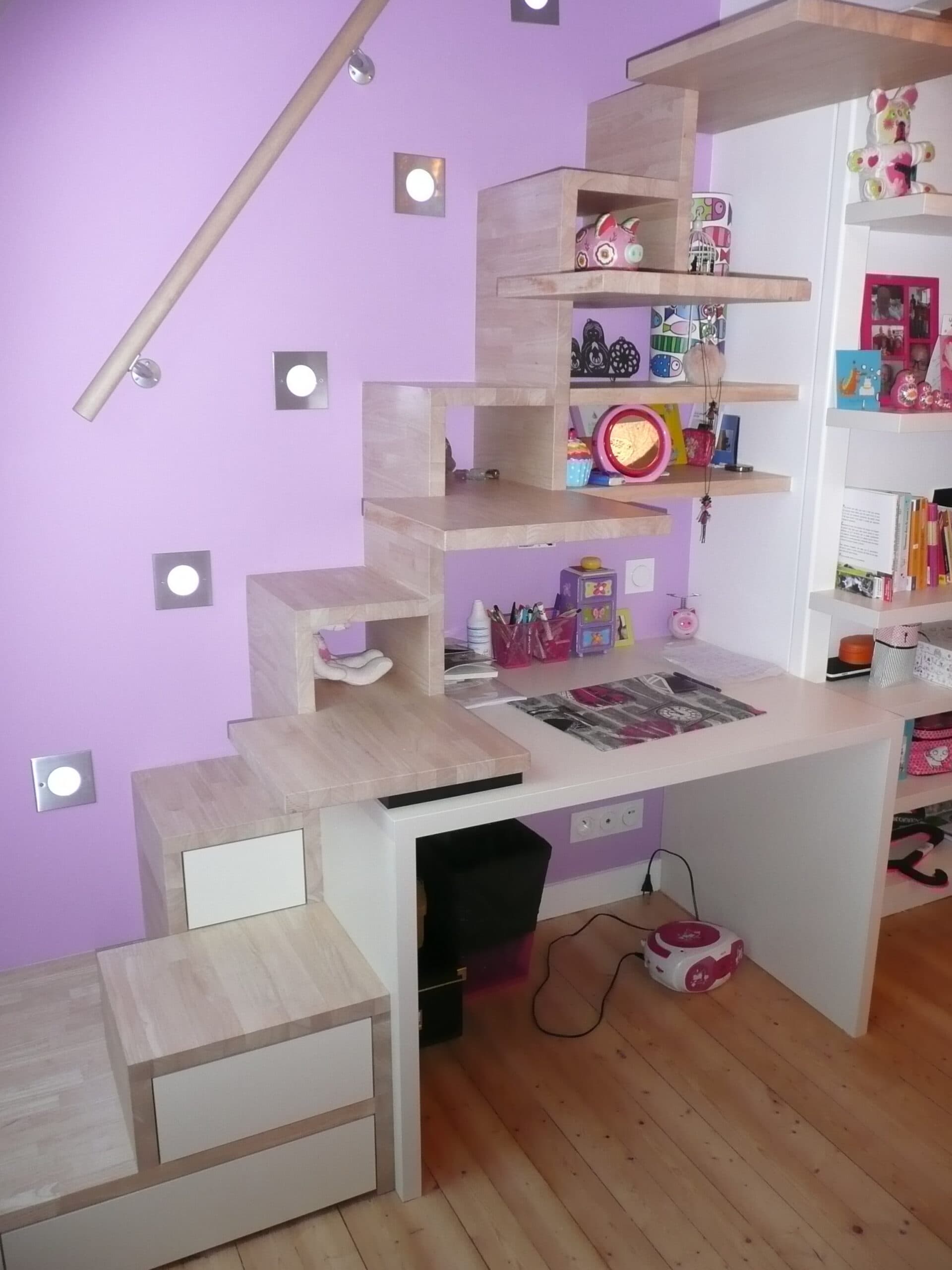 Bureau et étagères sur mesure dans une chambre à mur violet
