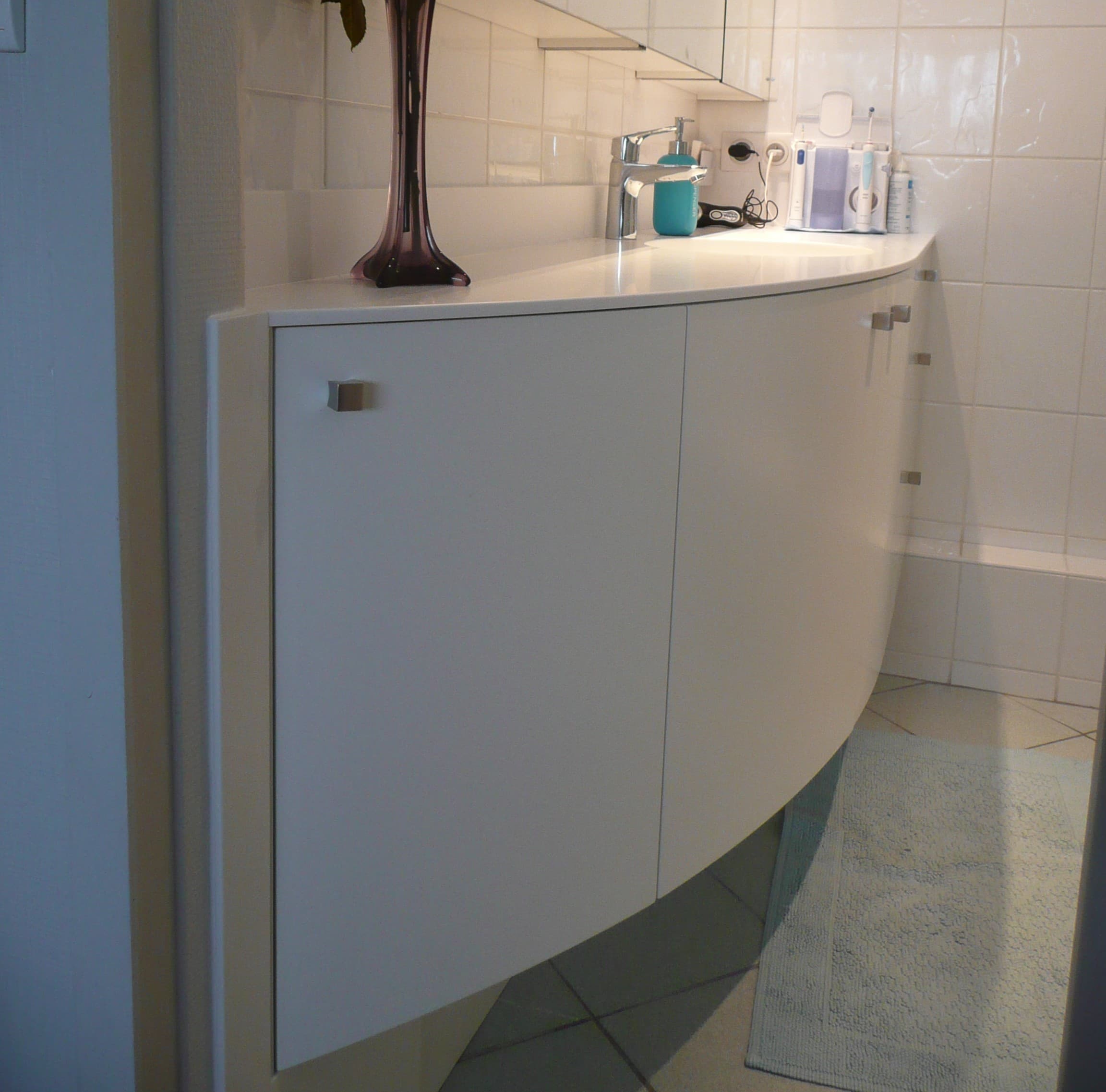 Meuble de salle de bain blanc à façade arrondie