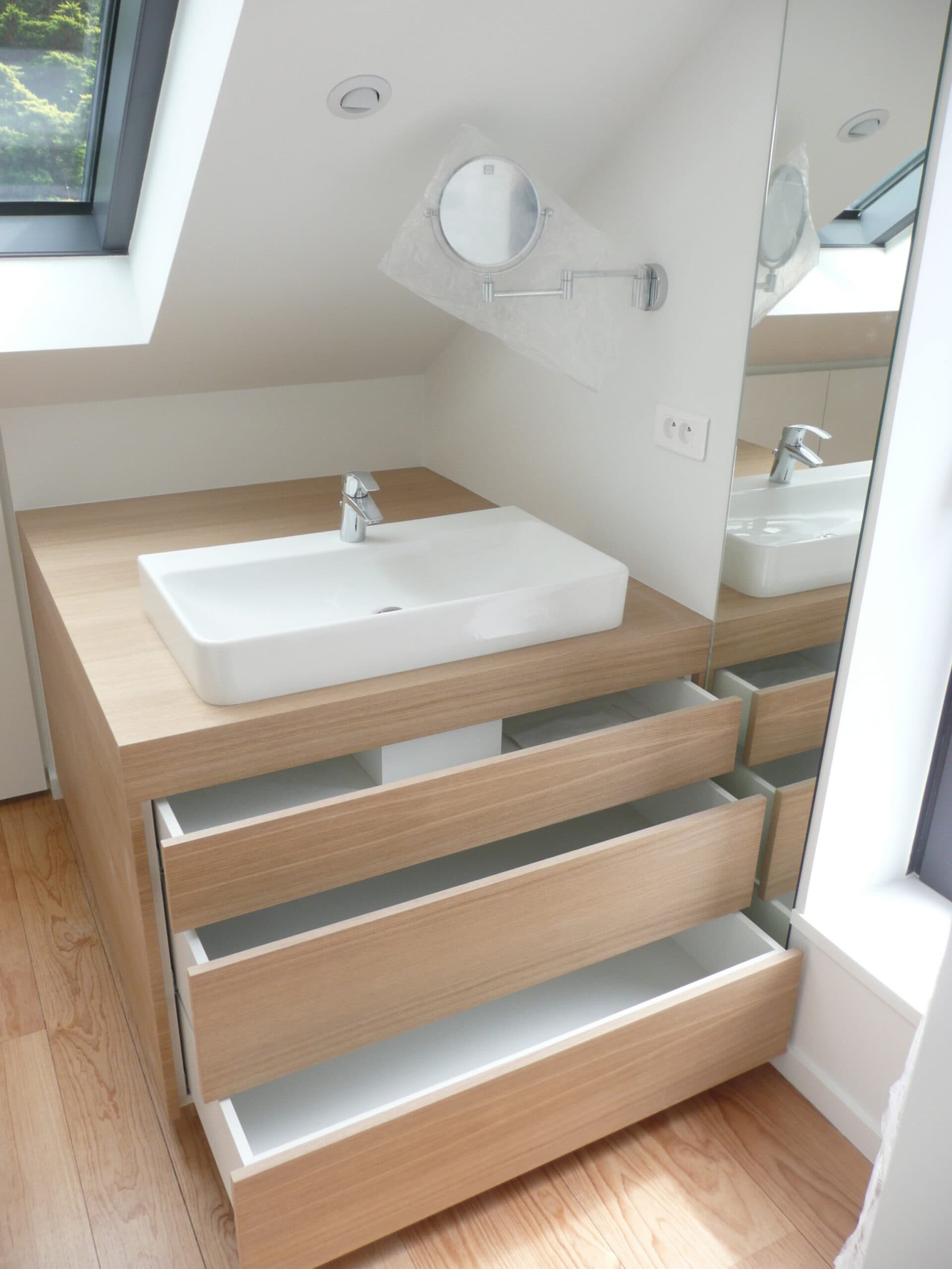 Meuble vasque en bois avec tiroirs ouverts