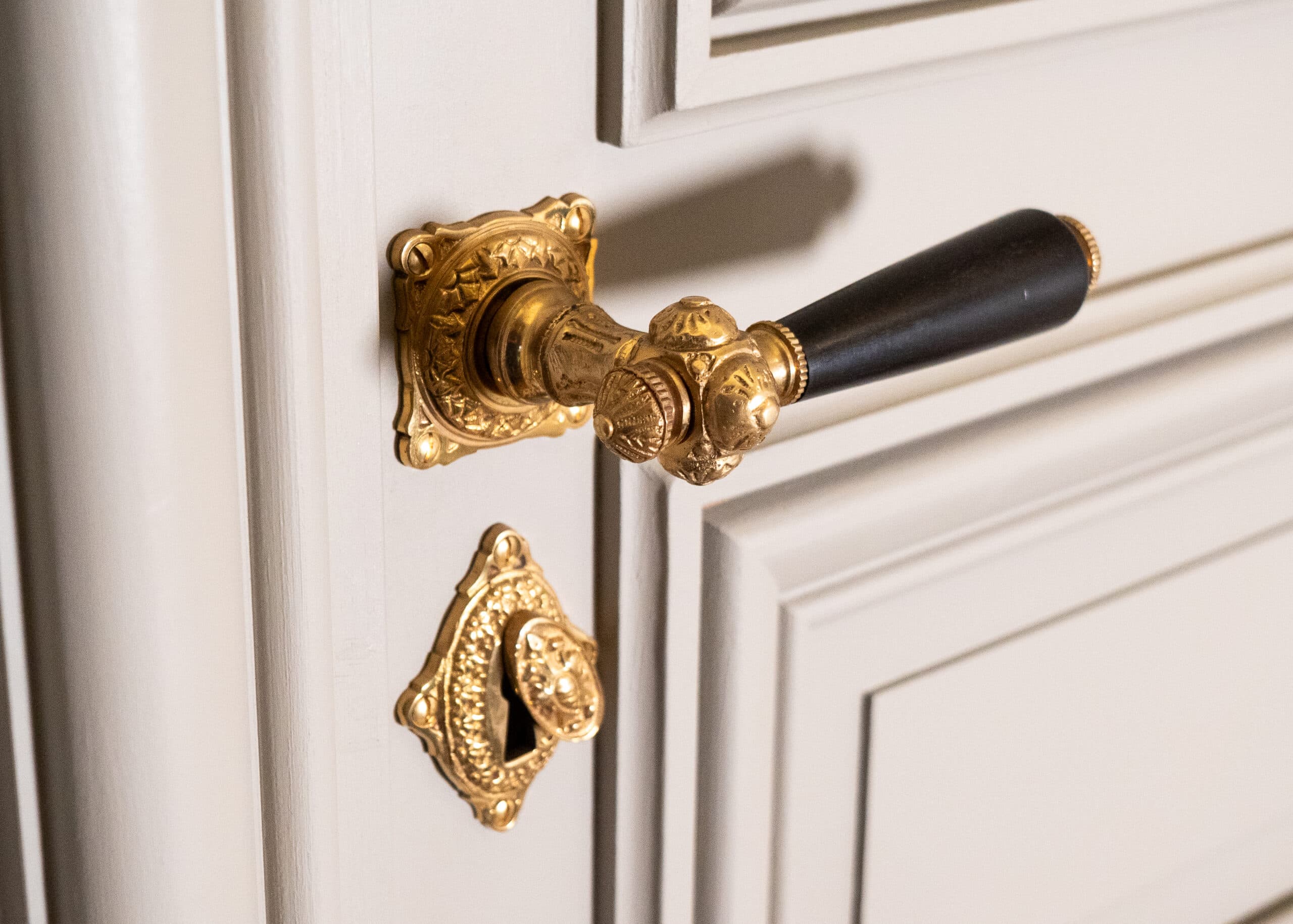 Poignée de porte en laiton et entrée de serrure