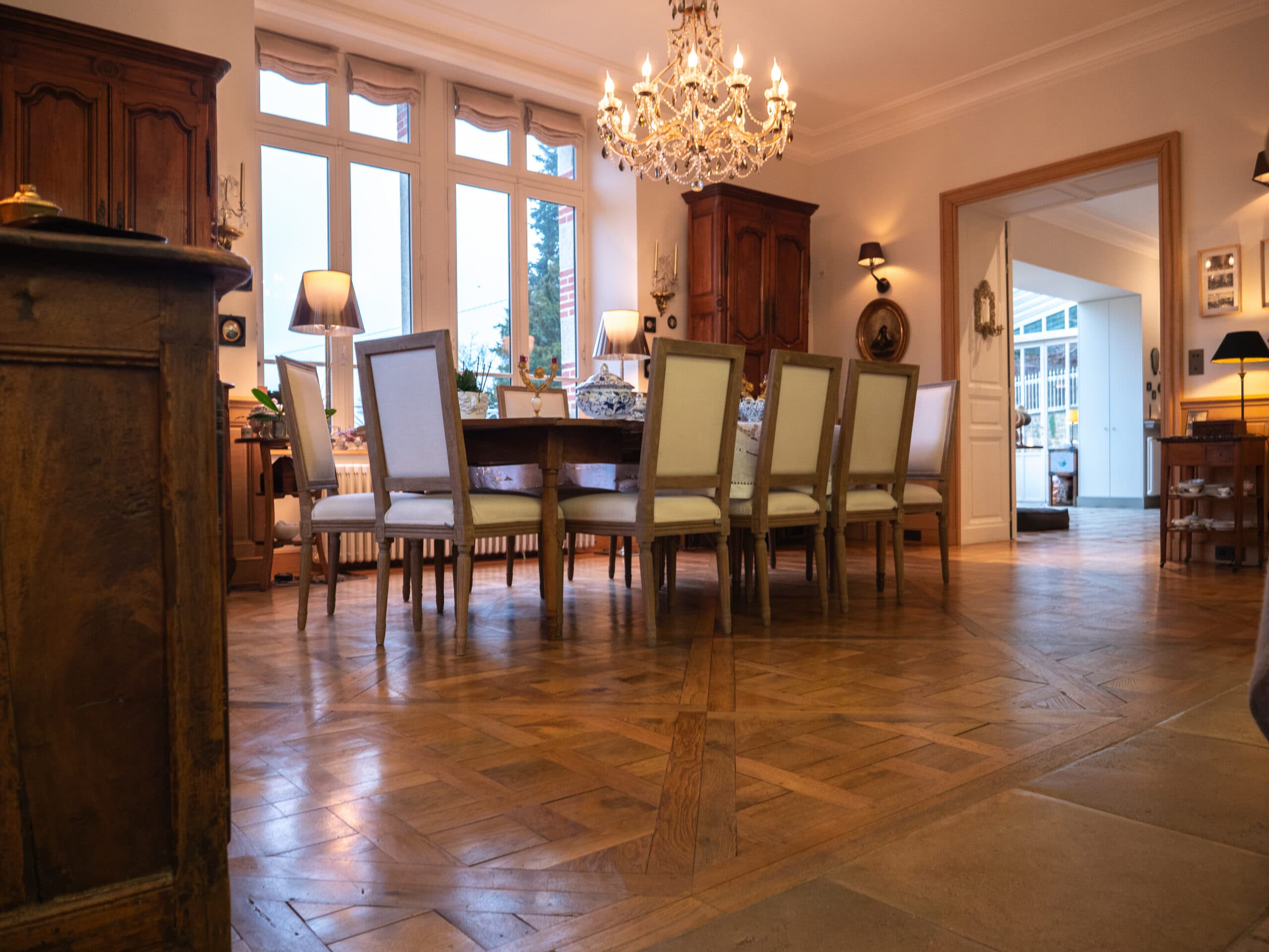 Salle à manger d'une demeure ancienne avec parquet en chêne