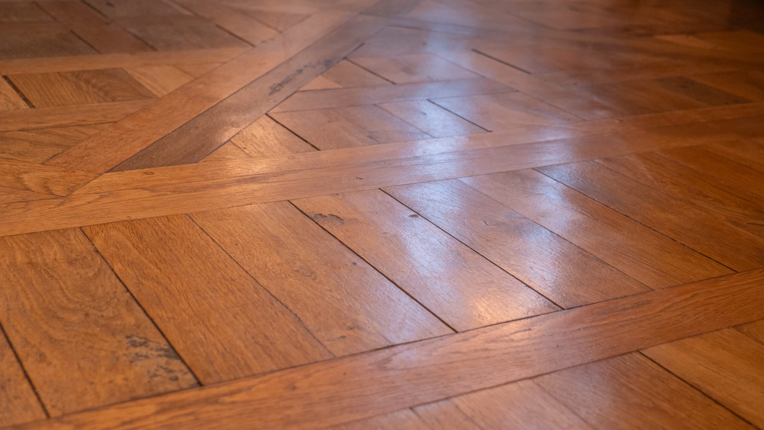 Parquet à bâtons rompus en chêne ciré