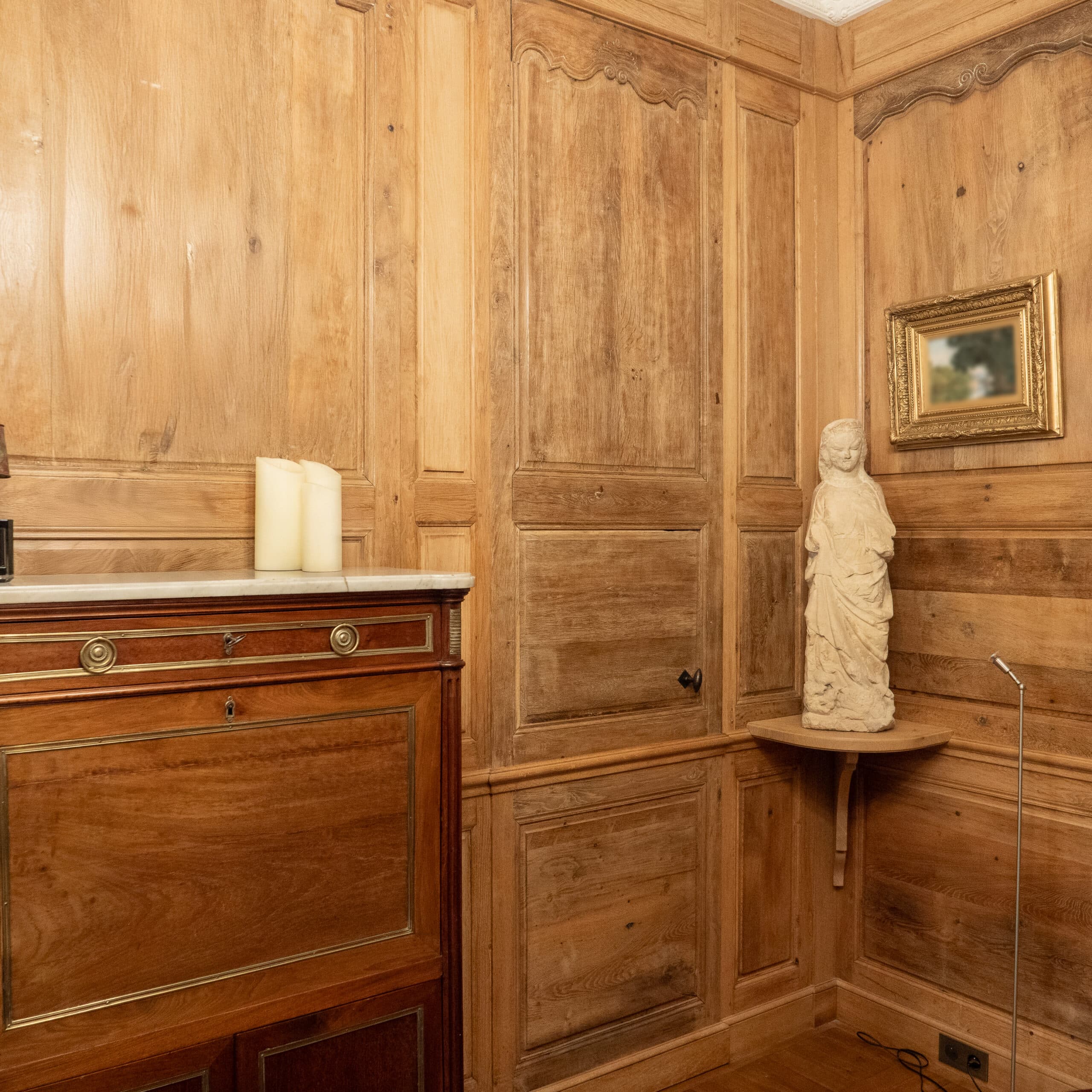 Pièce entièrement habillée de boiseries anciennes en chêne