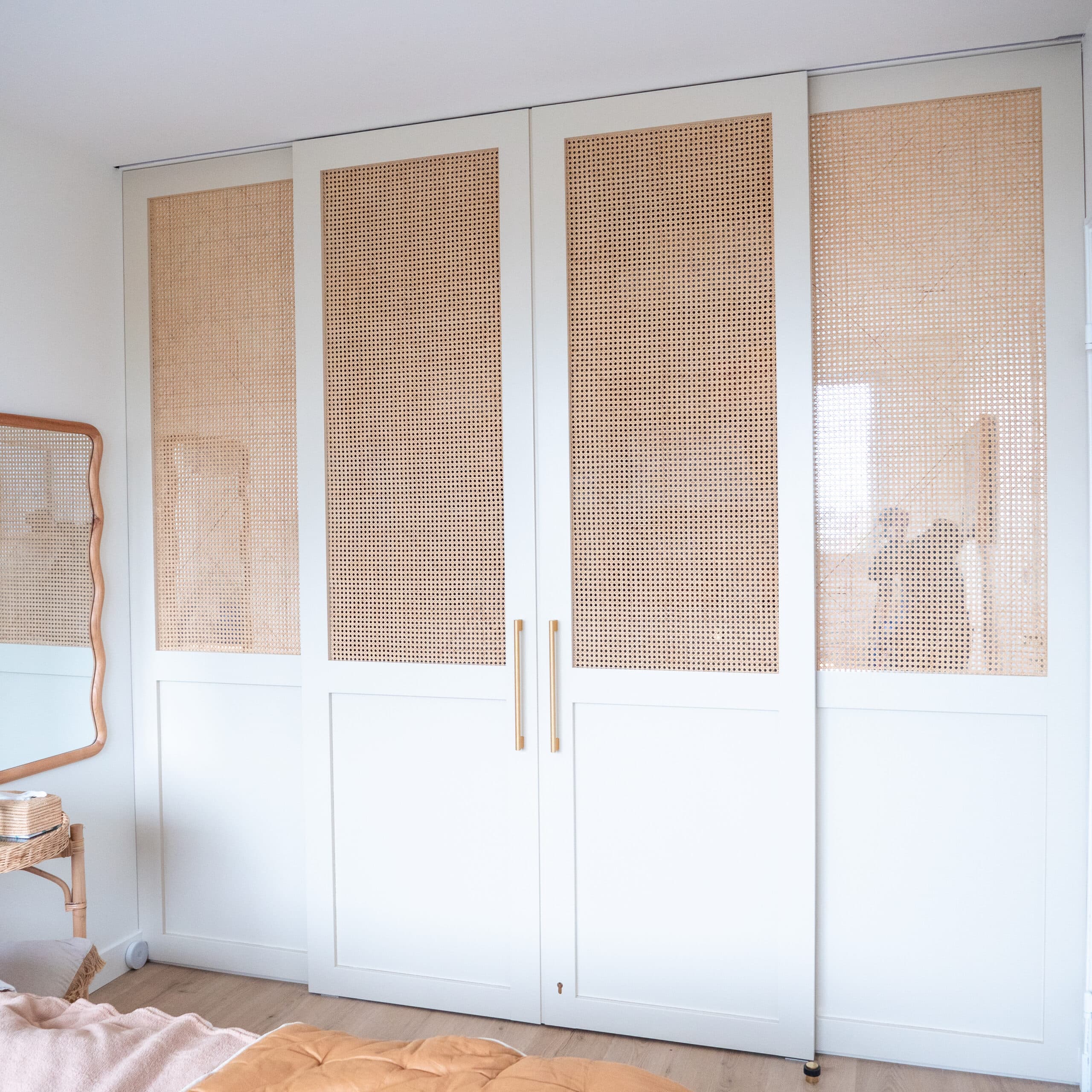 Portes coulissantes blanches avec panneaux en cannage