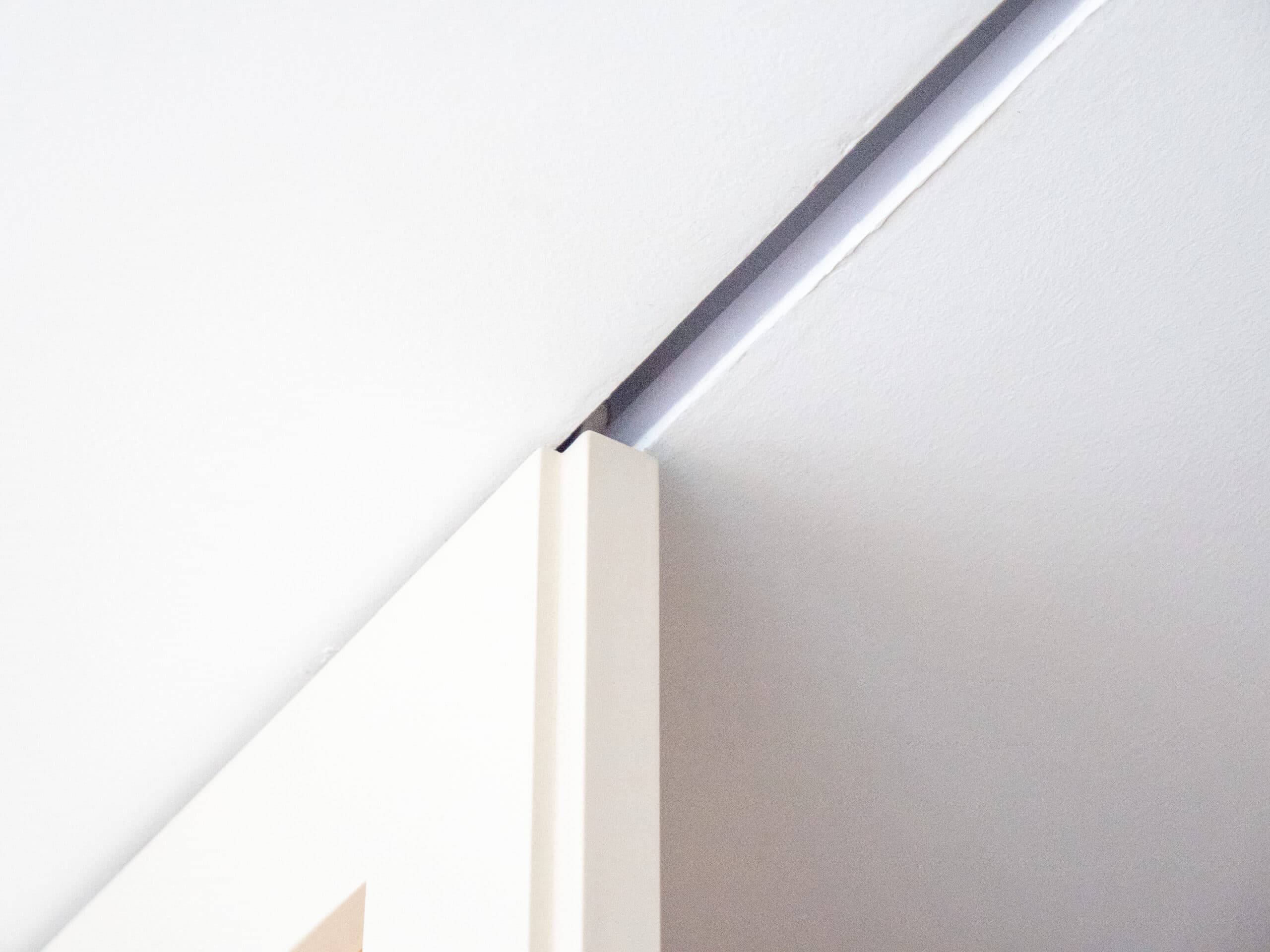 Détail d'une porte affleurante blanche sans chambranle