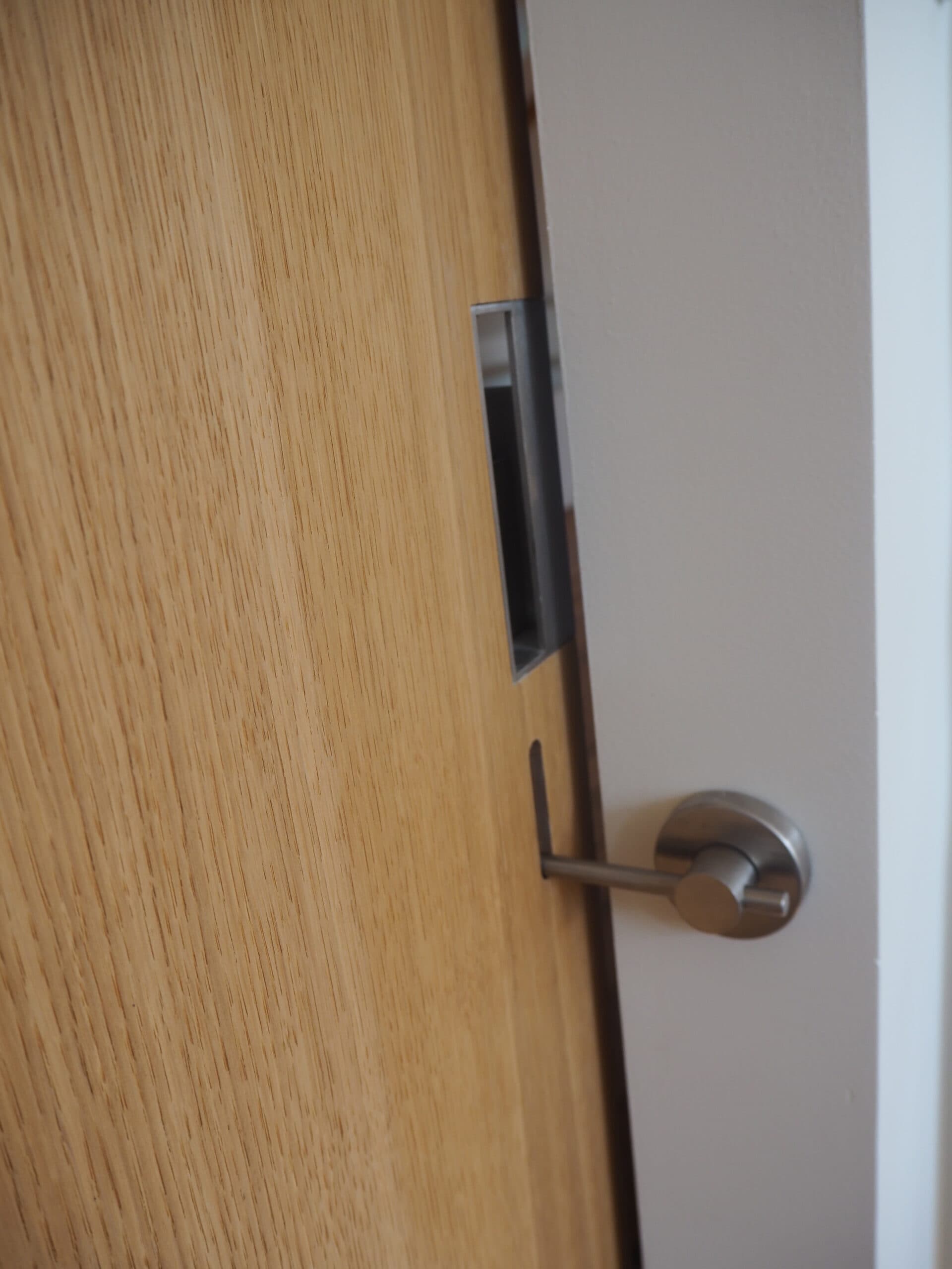 Porte en chêne avec poignée inox