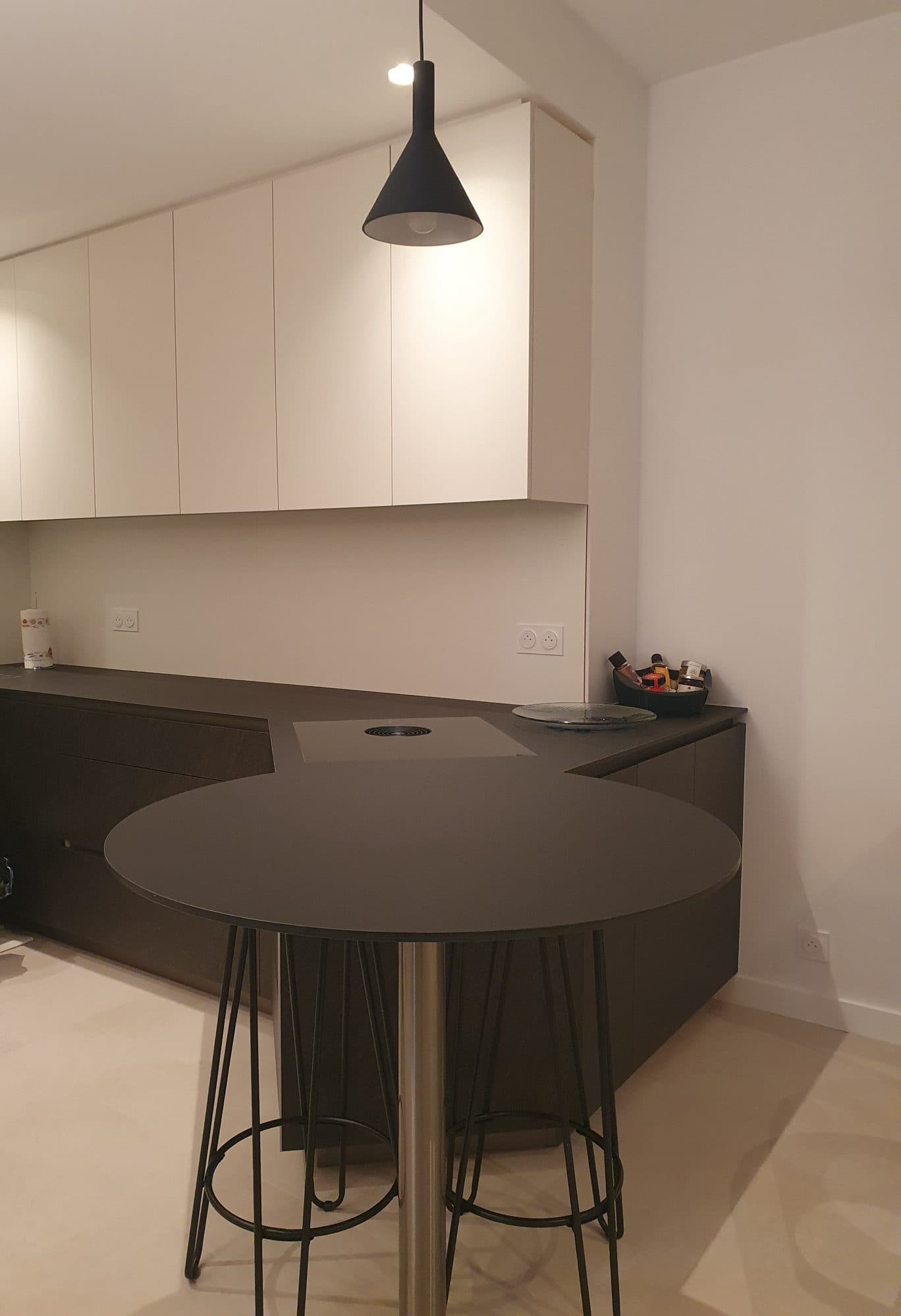 Cuisine grise avec table haute ronde