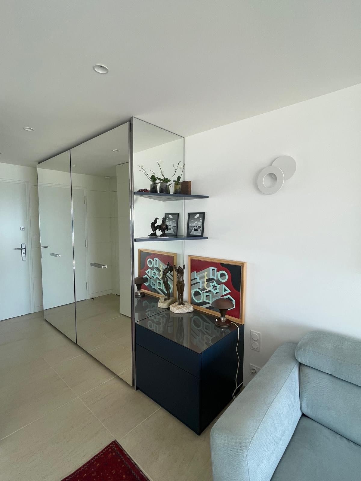 Placard à portes coulissantes miroir dans une entrée