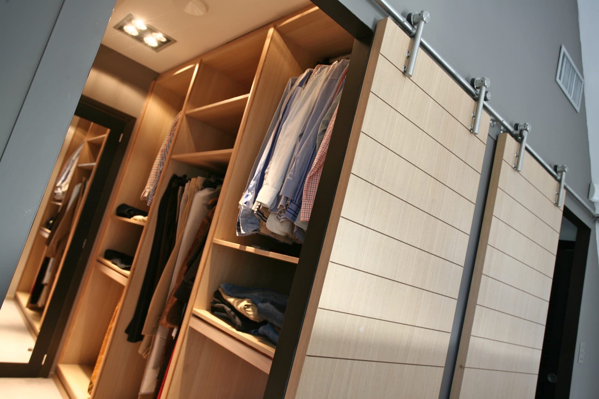 Dressing en bois avec portes coulissantes à lames