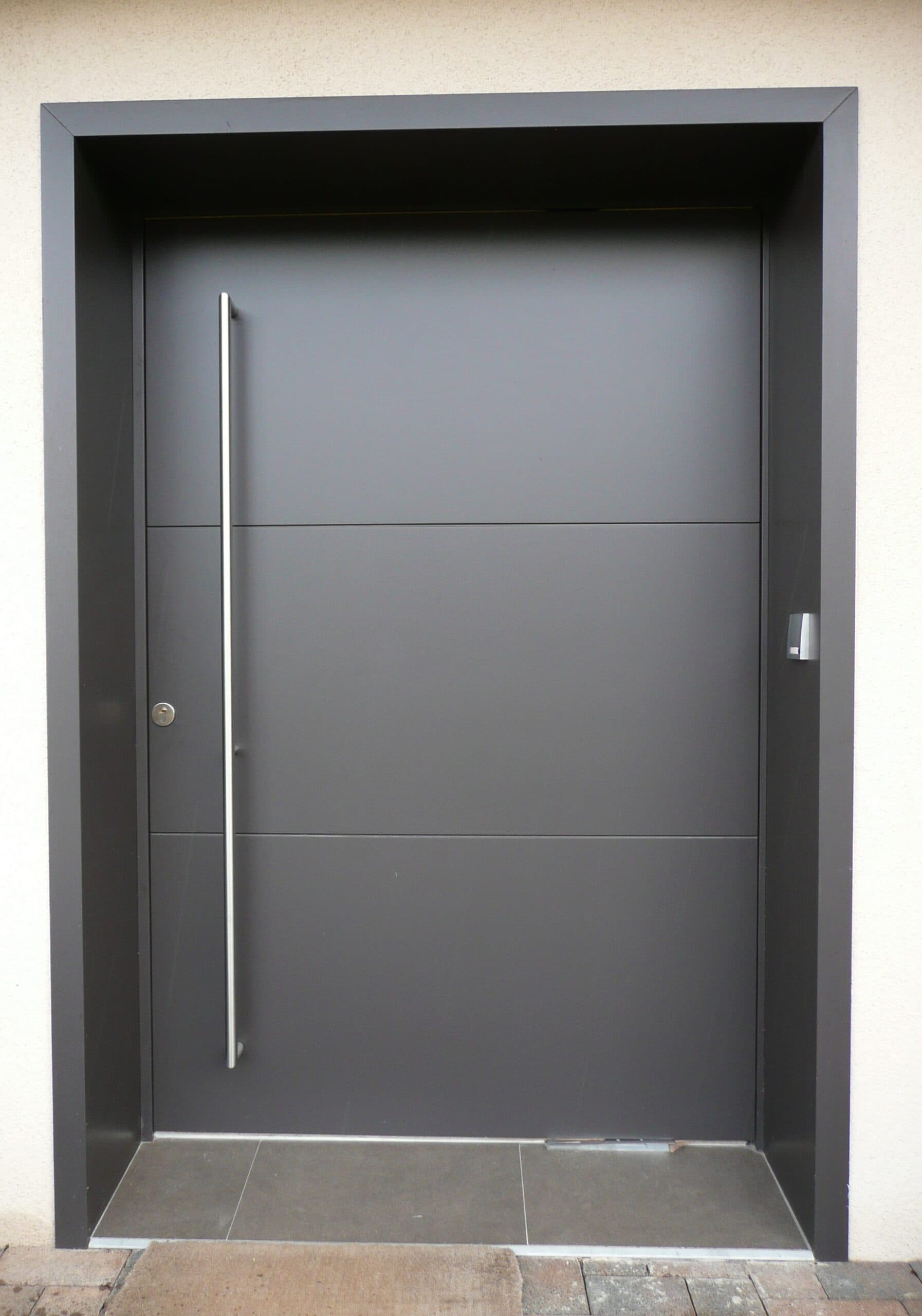 Porte d'entrée contemporaine gris anthracite avec barre de tirage