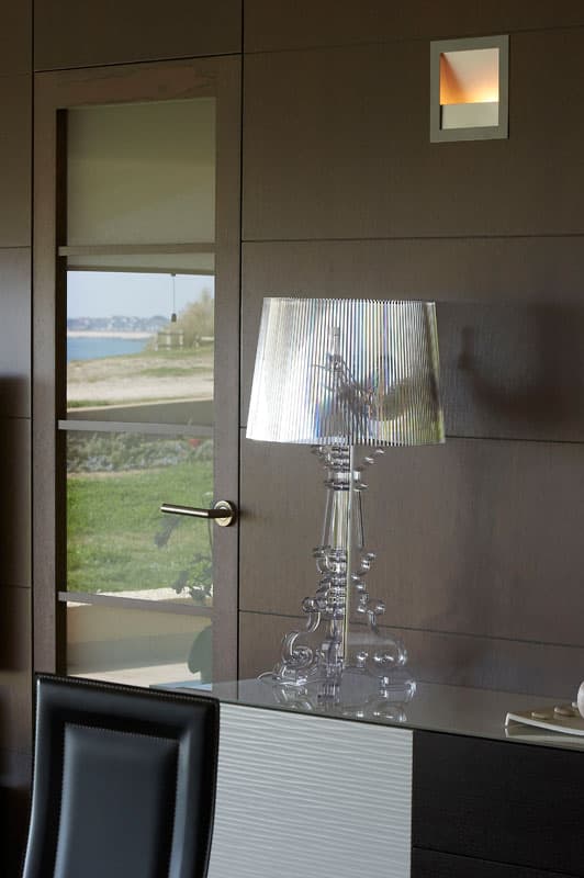 Détail d'un meuble en bois foncé avec lampe