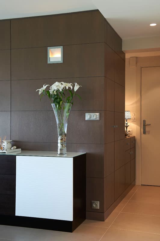 Meuble d'entrée en bois foncé avec niche blanche