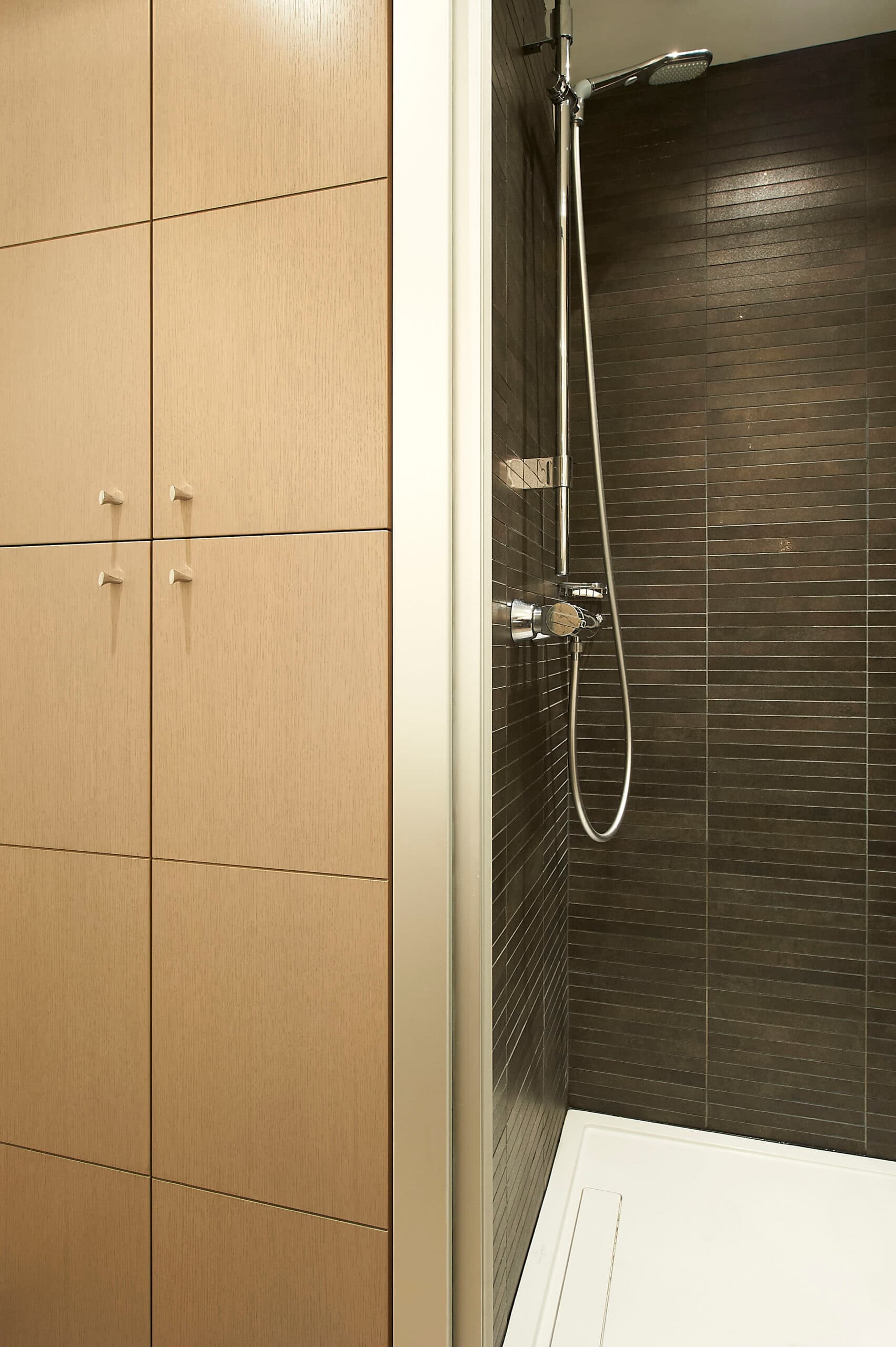 Douche avec parois en bois et carrelage gris foncé