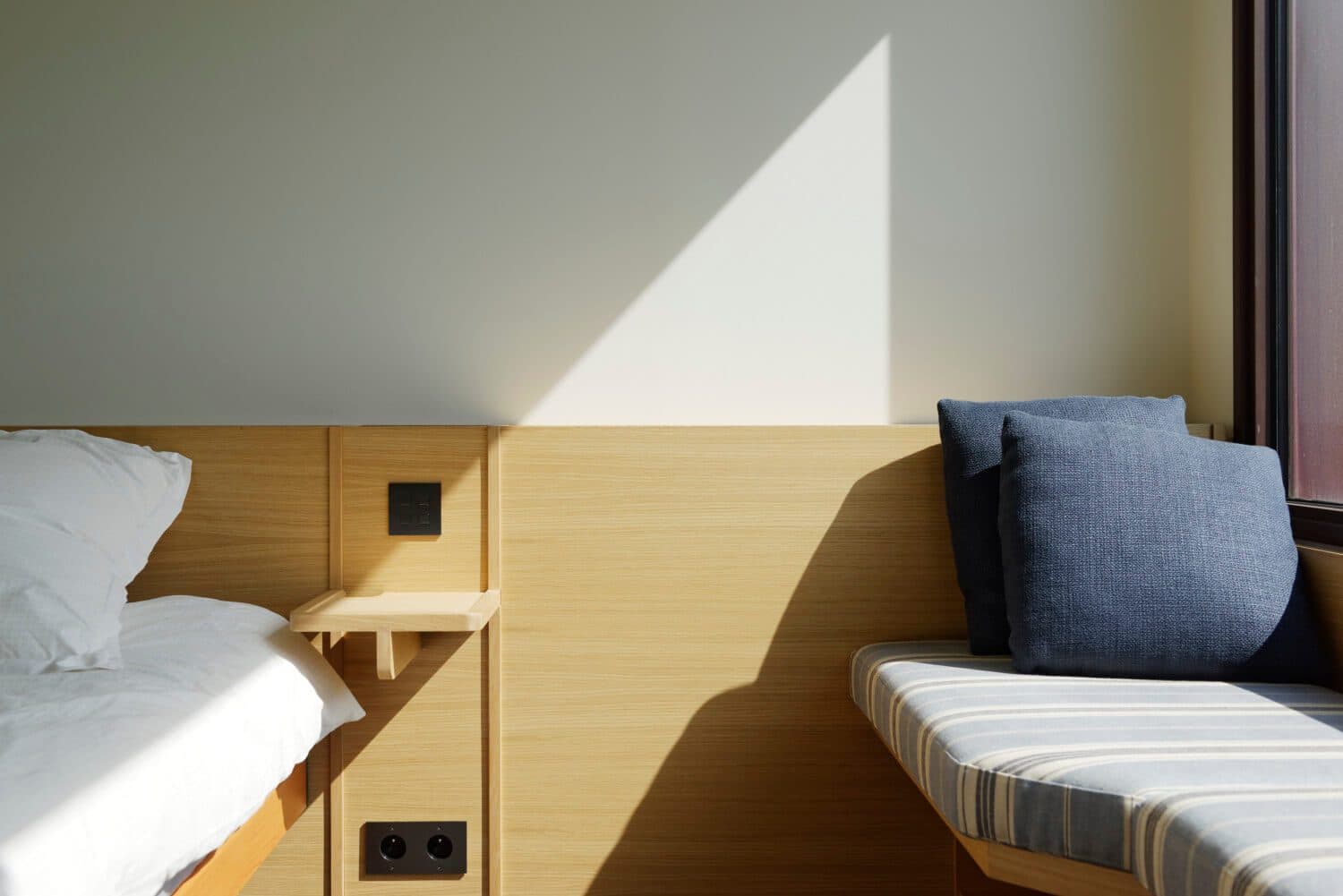 Banquette sur mesure en bois avec coussins bleus