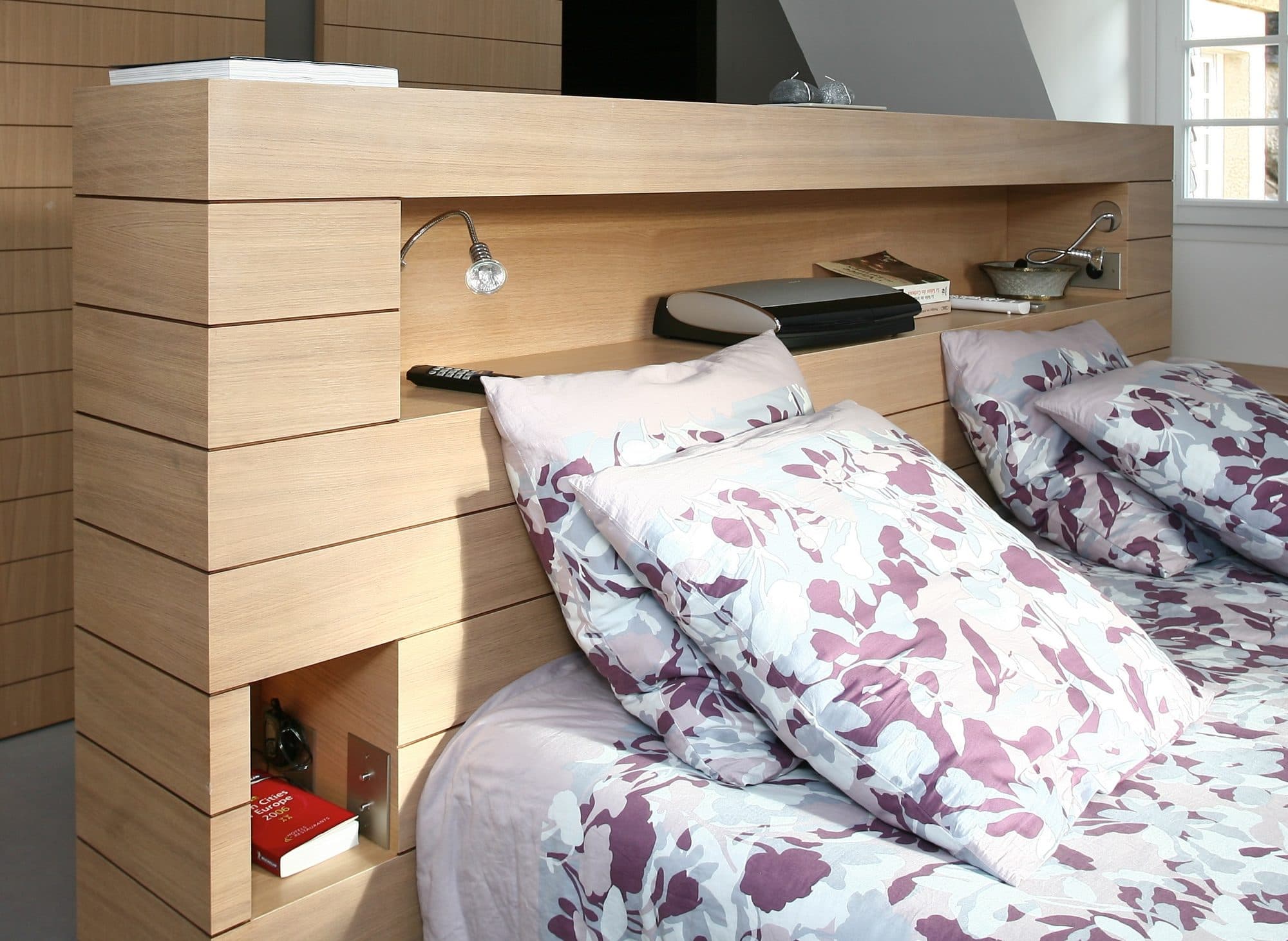 Tête de lit en bois avec chevets et rangements intégrés