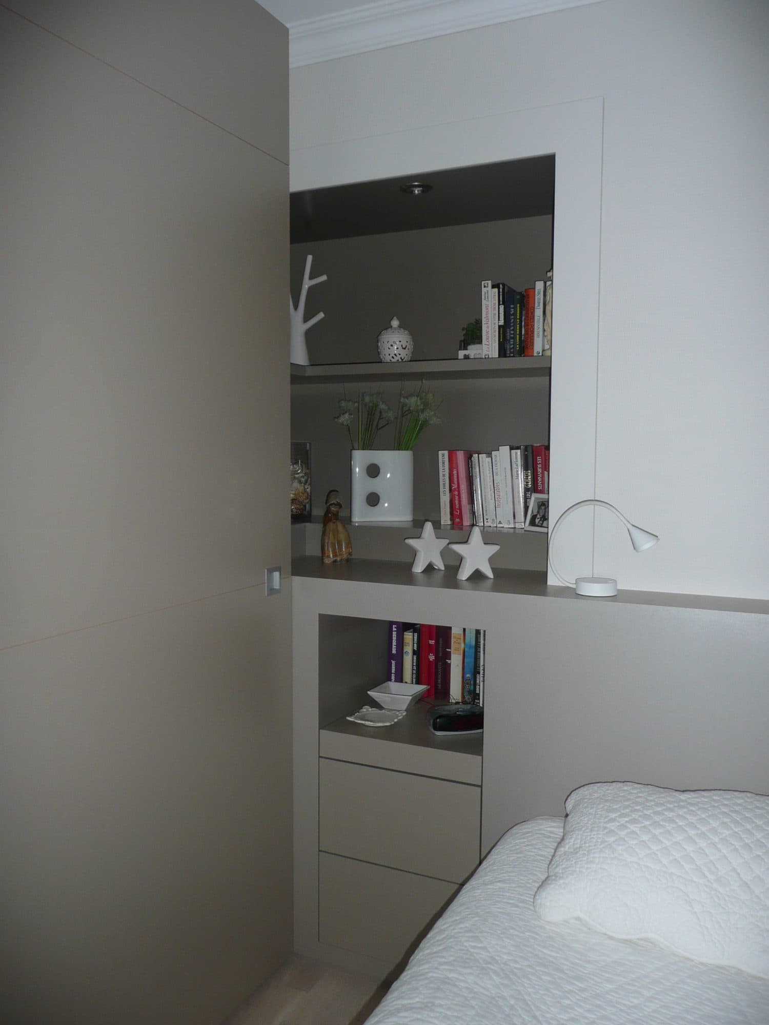 Niche avec étagères et rangements dans une chambre