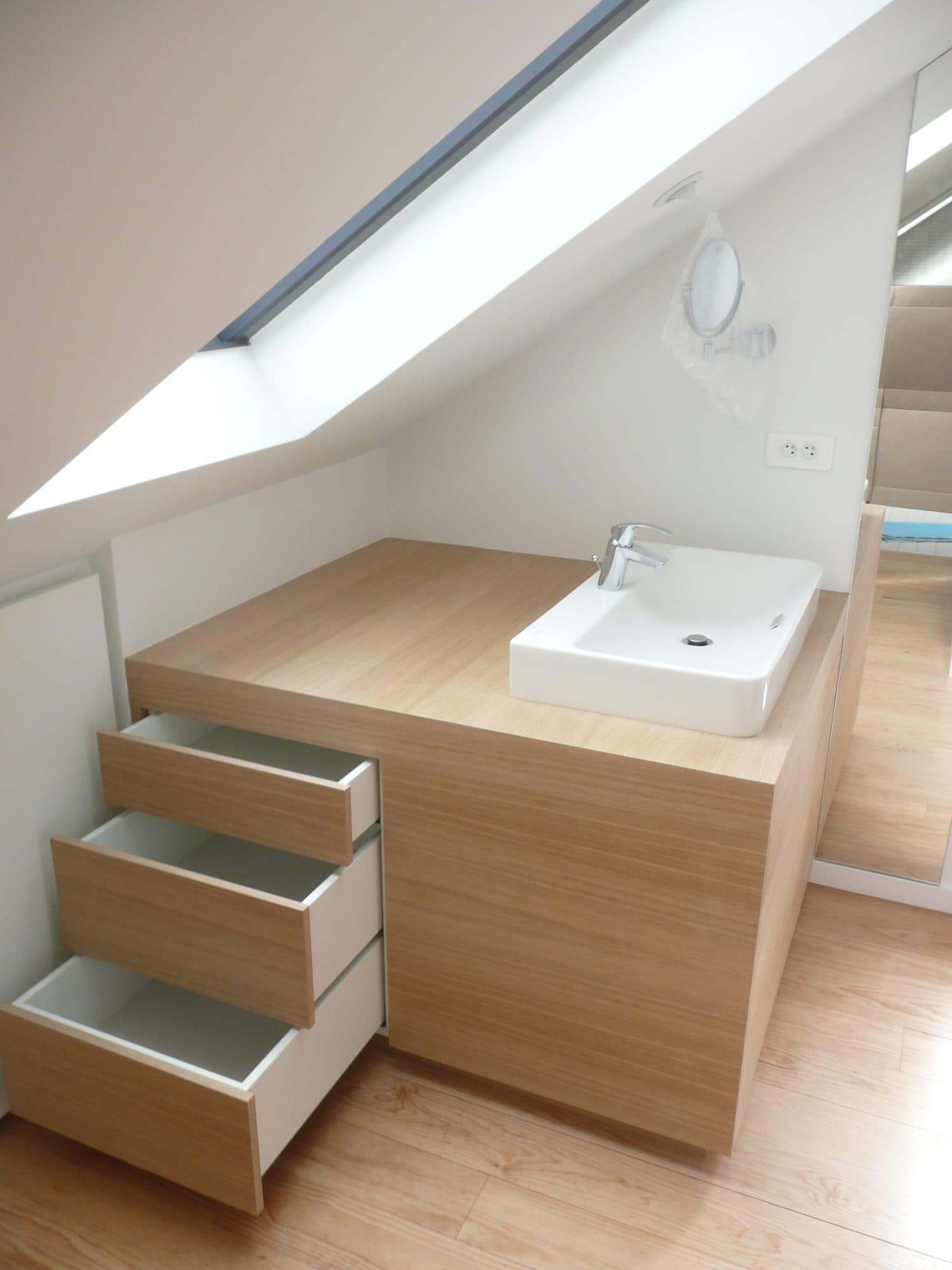 Meuble vasque en bois avec tiroirs ouverts