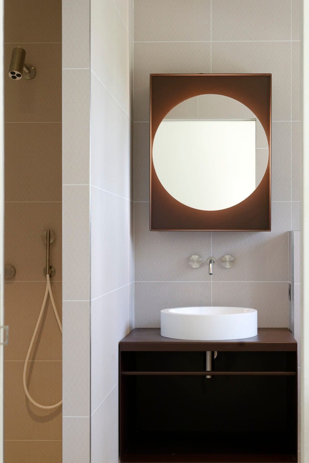Vasque ronde sur meuble noir avec miroir rond en bois