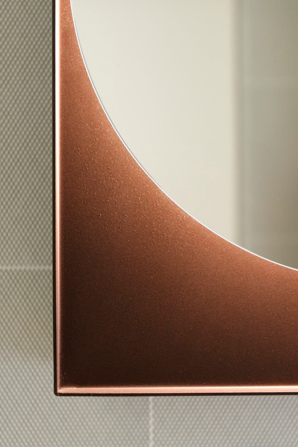 Détail d'un miroir à cadre cuir arrondi