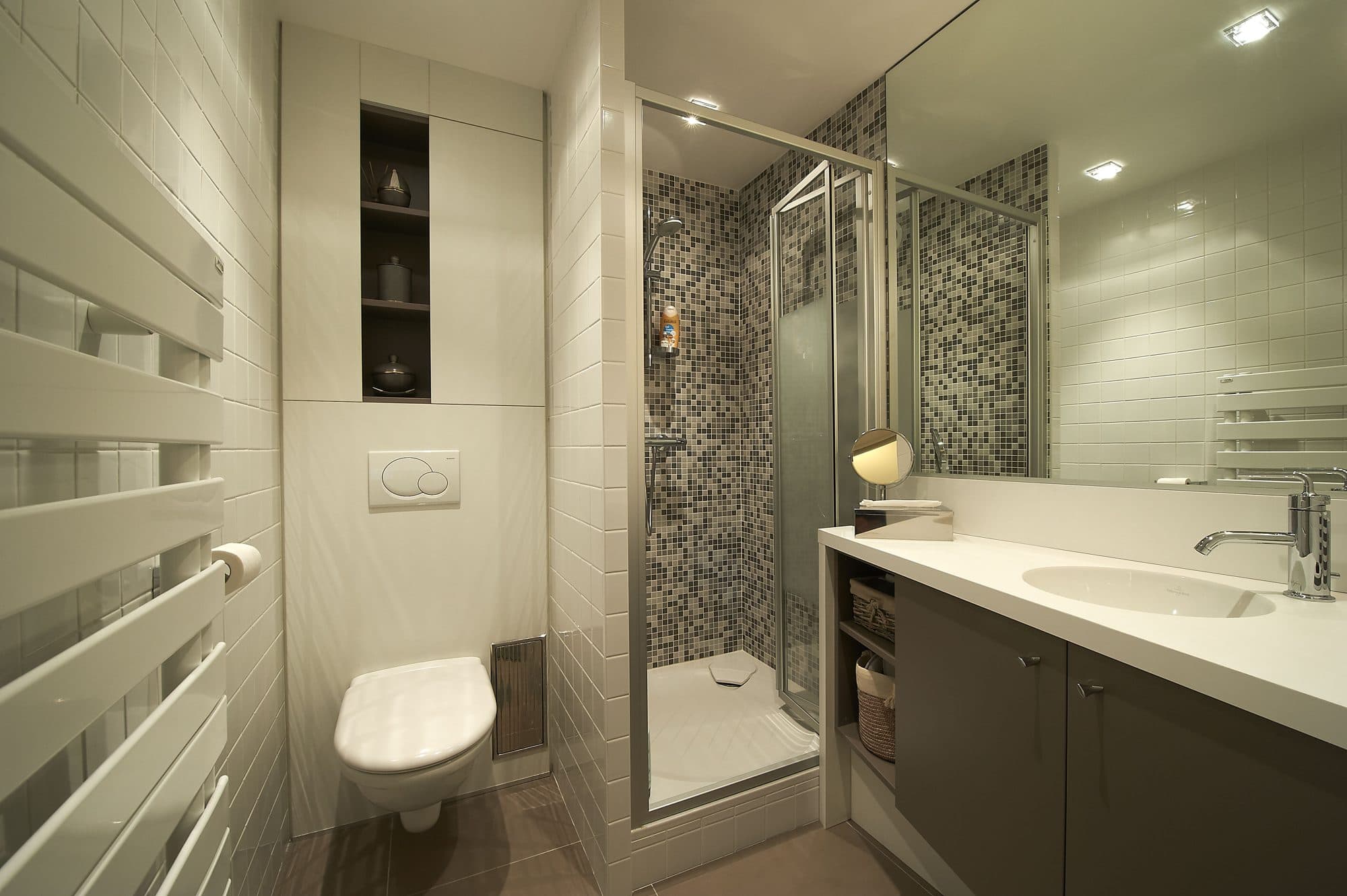 Salle de bain compacte avec douche à l'italienne et WC suspendu