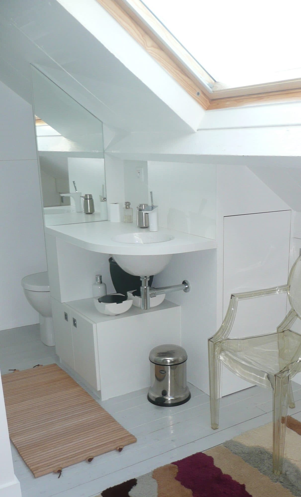 Salle d'eau sous combles avec vasque blanche