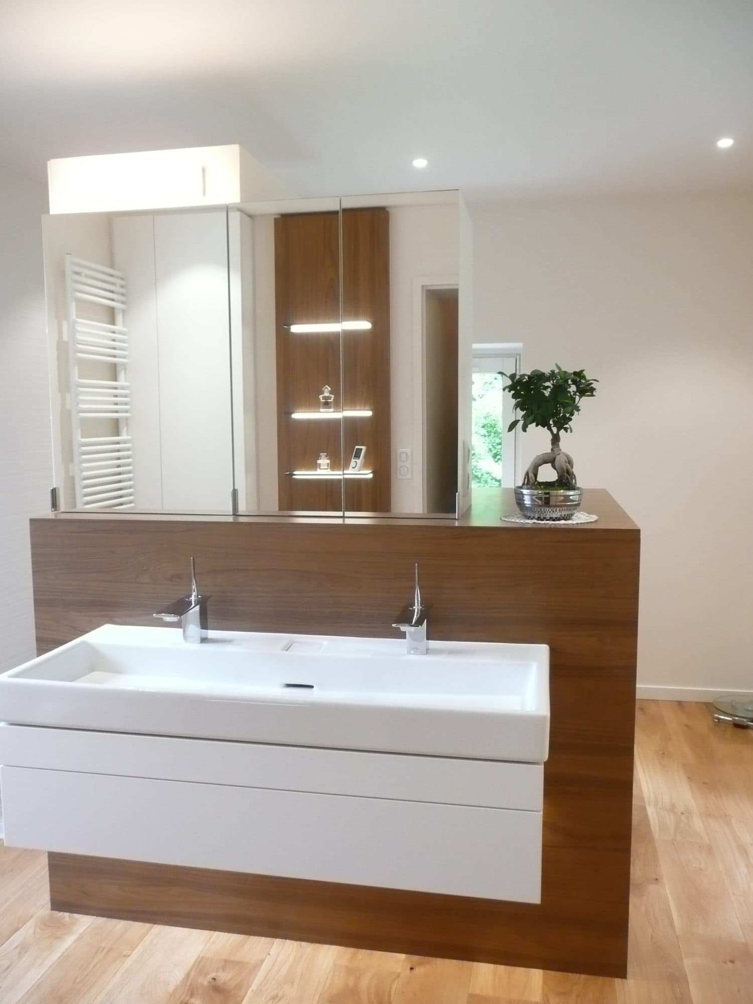 Meuble double vasque blanc avec dosseret en bois