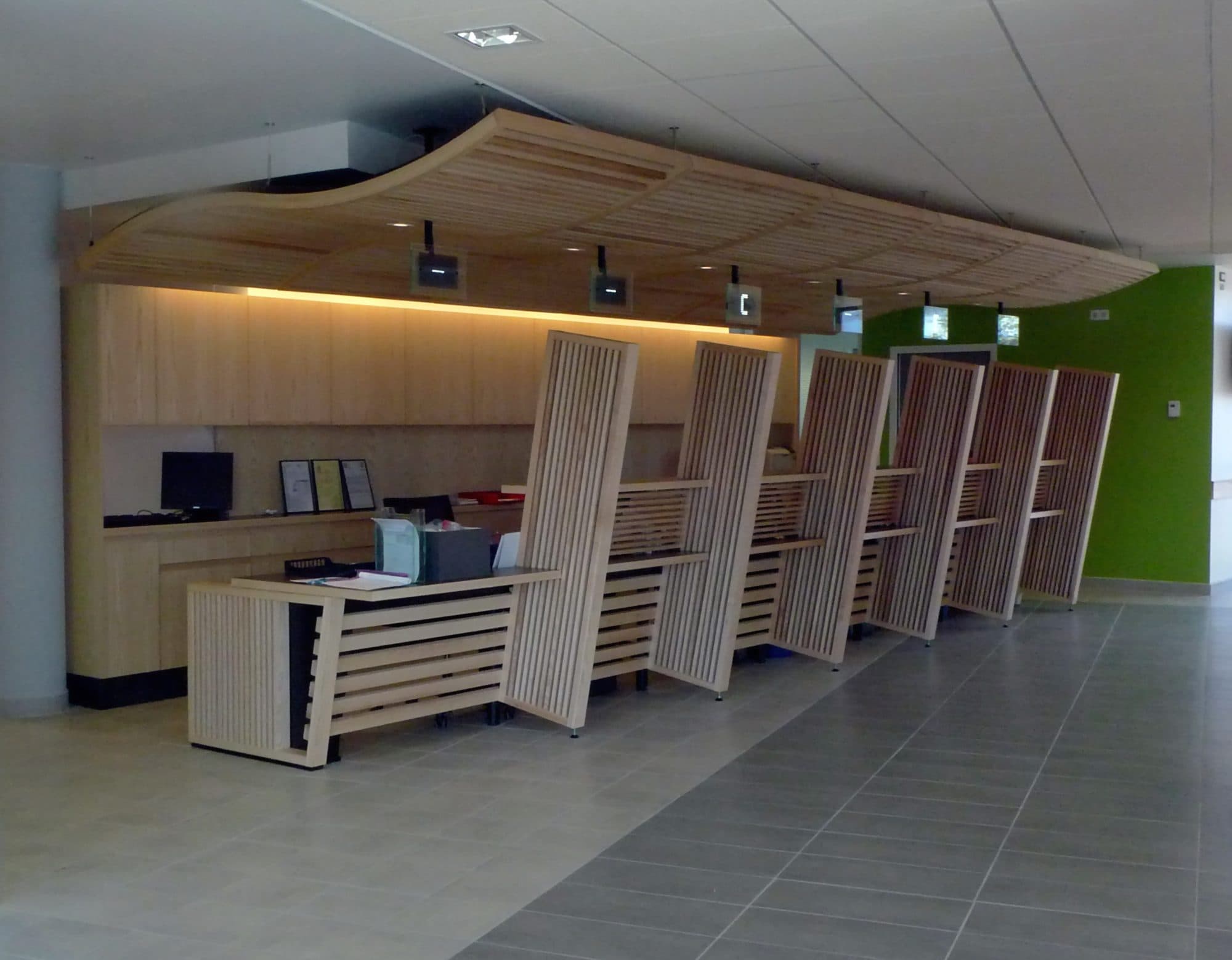 Banque d'accueil et faux plafond en bois dans des locaux professionnels