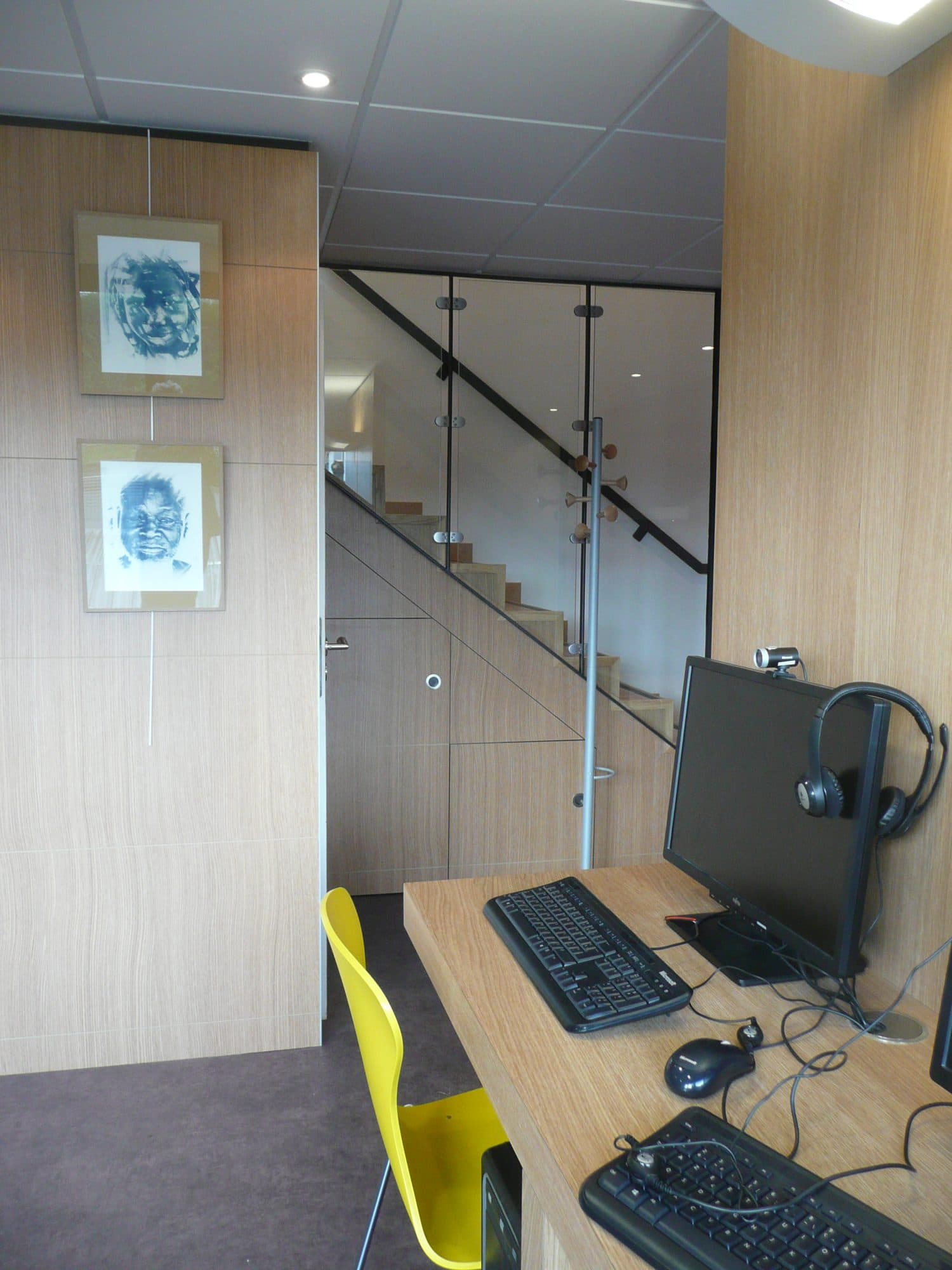 Poste informatique en bois dans une médiathèque