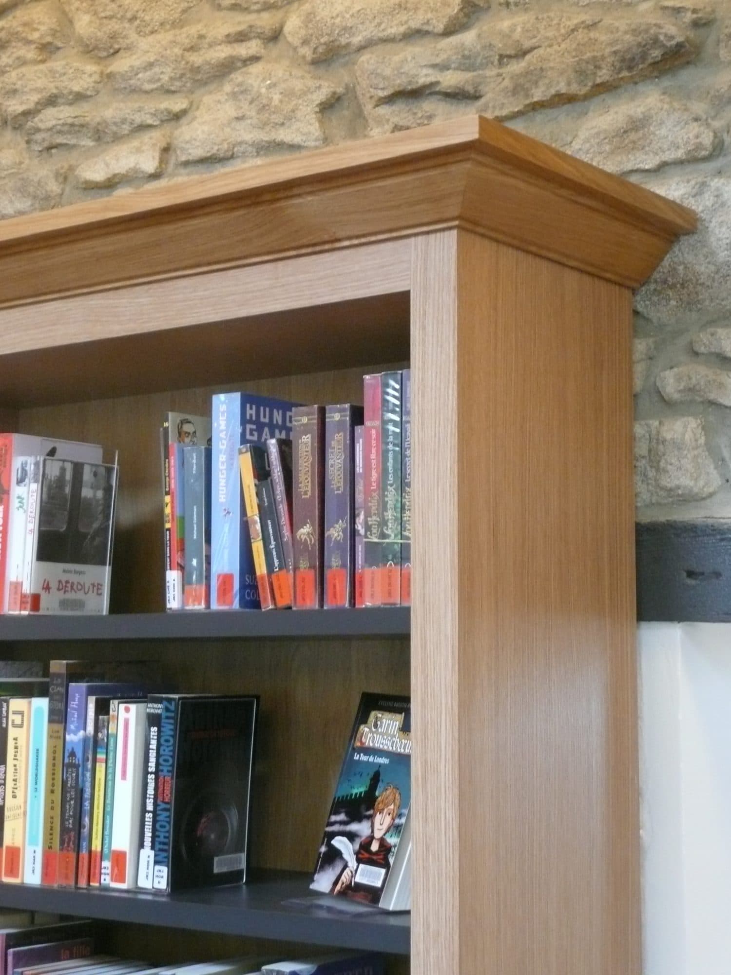 Étagère de bibliothèque en bois avec corniche