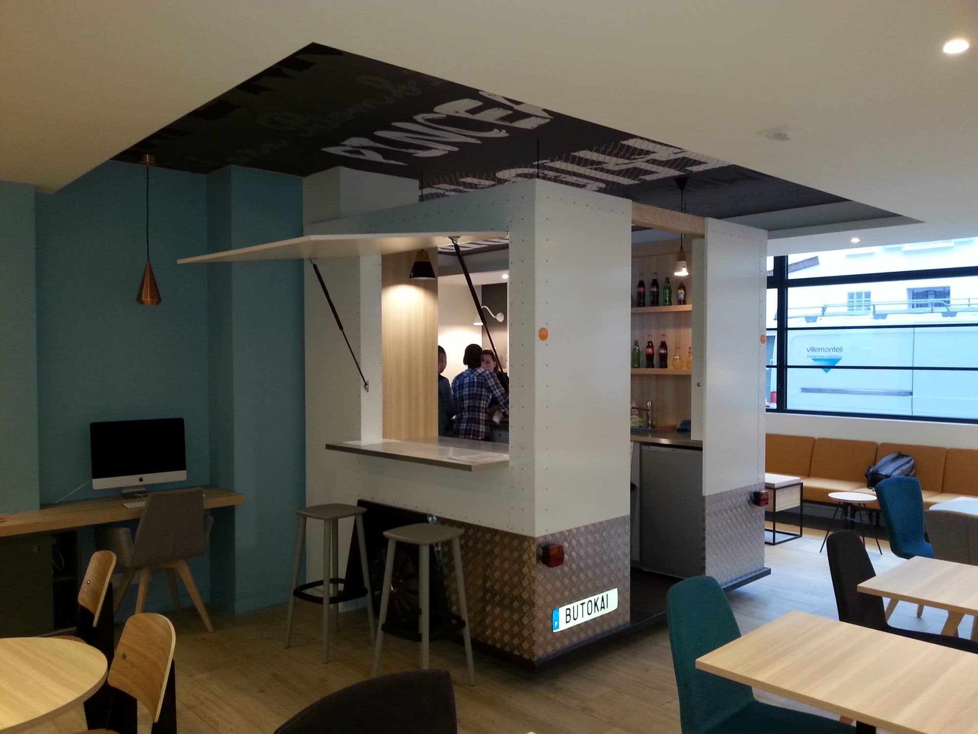 Espace bar d'hôtel avec comptoir et plafond noir