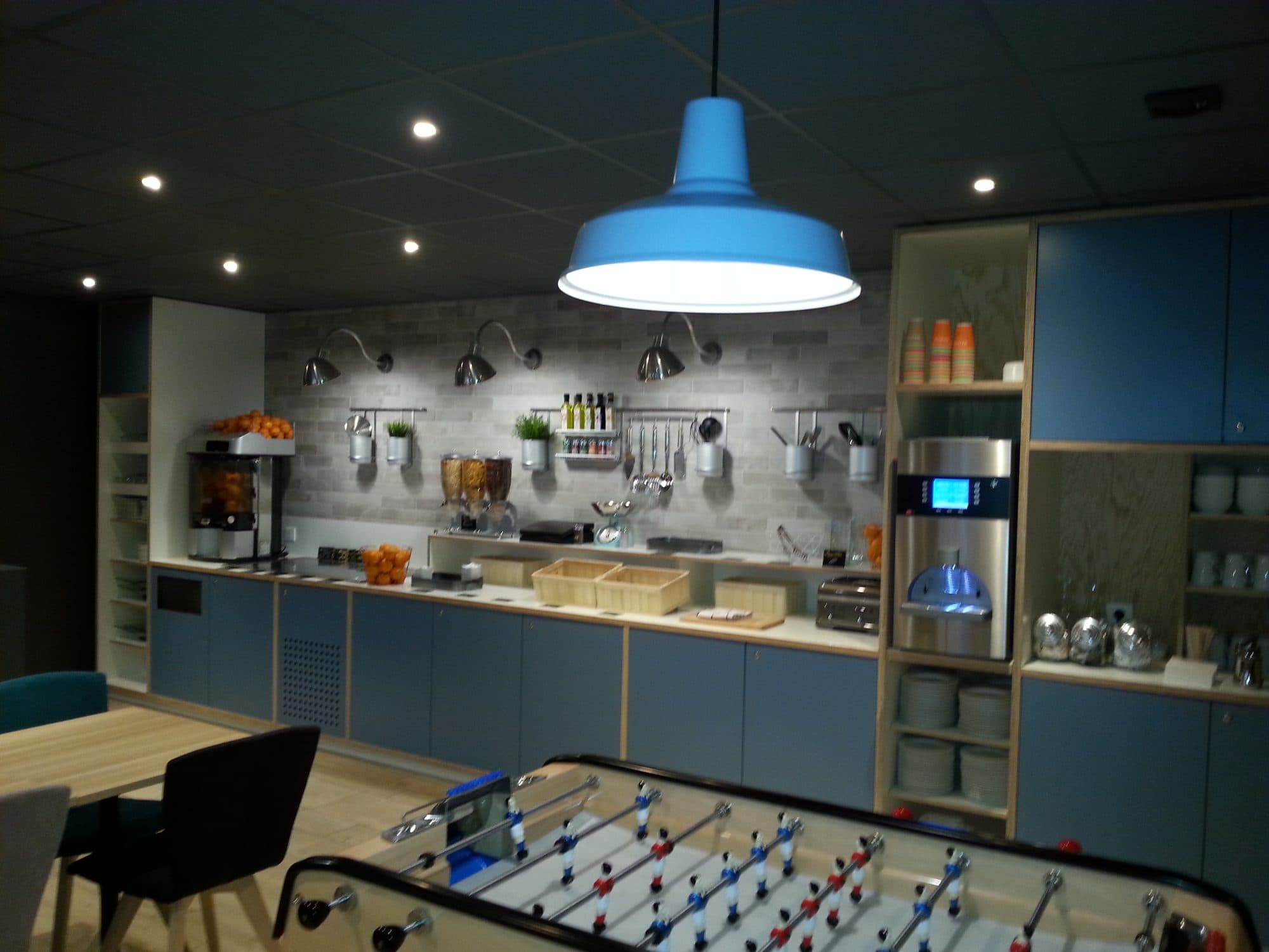 Coin cuisine bleu avec suspension et babyfoot