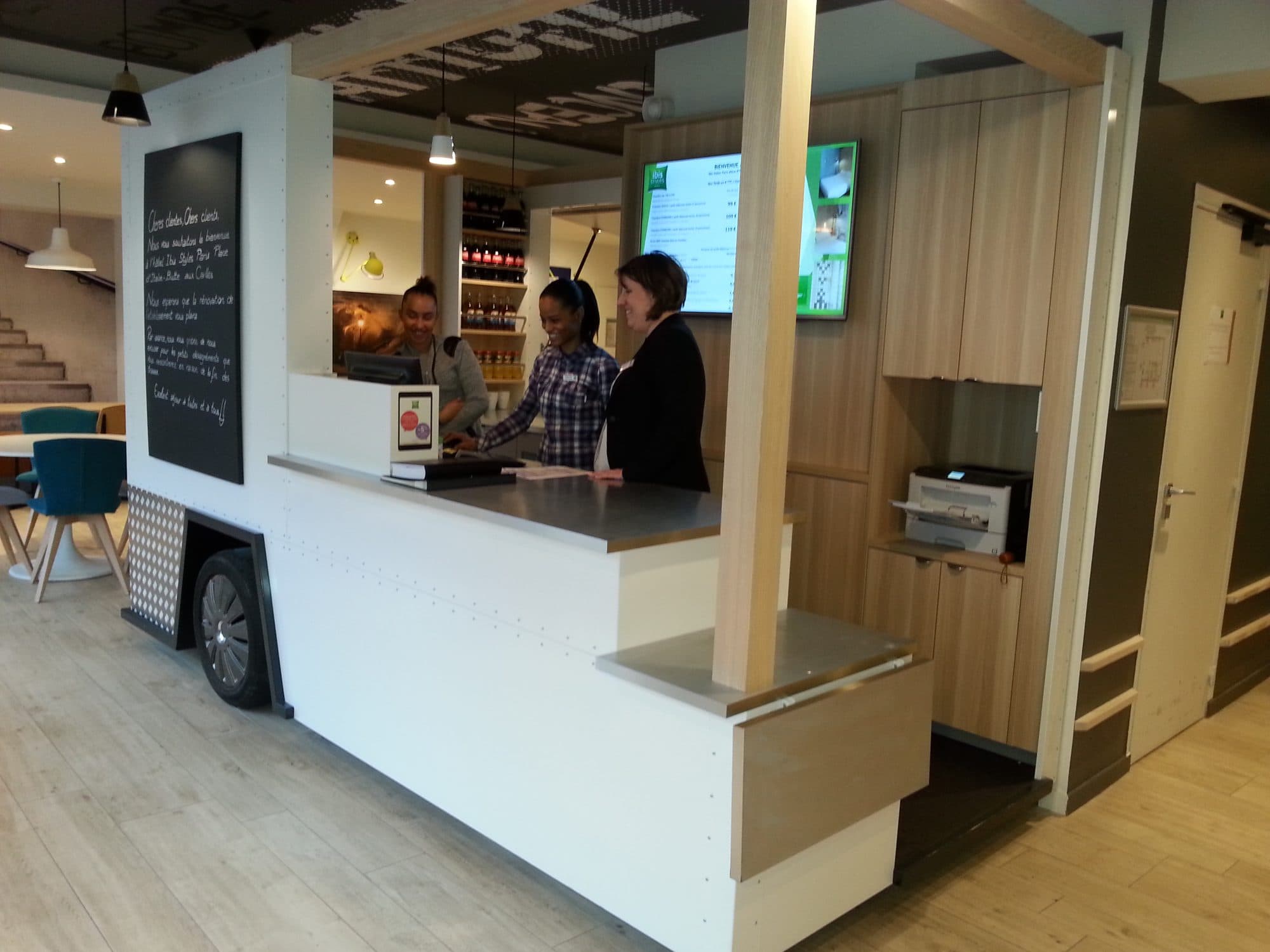 Comptoir d'accueil d'hôtel blanc et bois