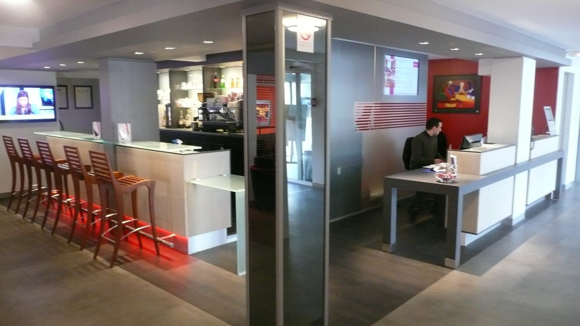 Réception et bar d'un hôtel avec colonne vitrée