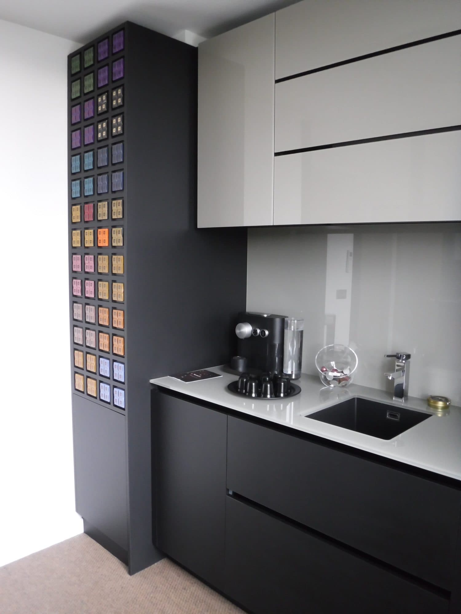 Coin café avec meuble noir et carreaux colorés