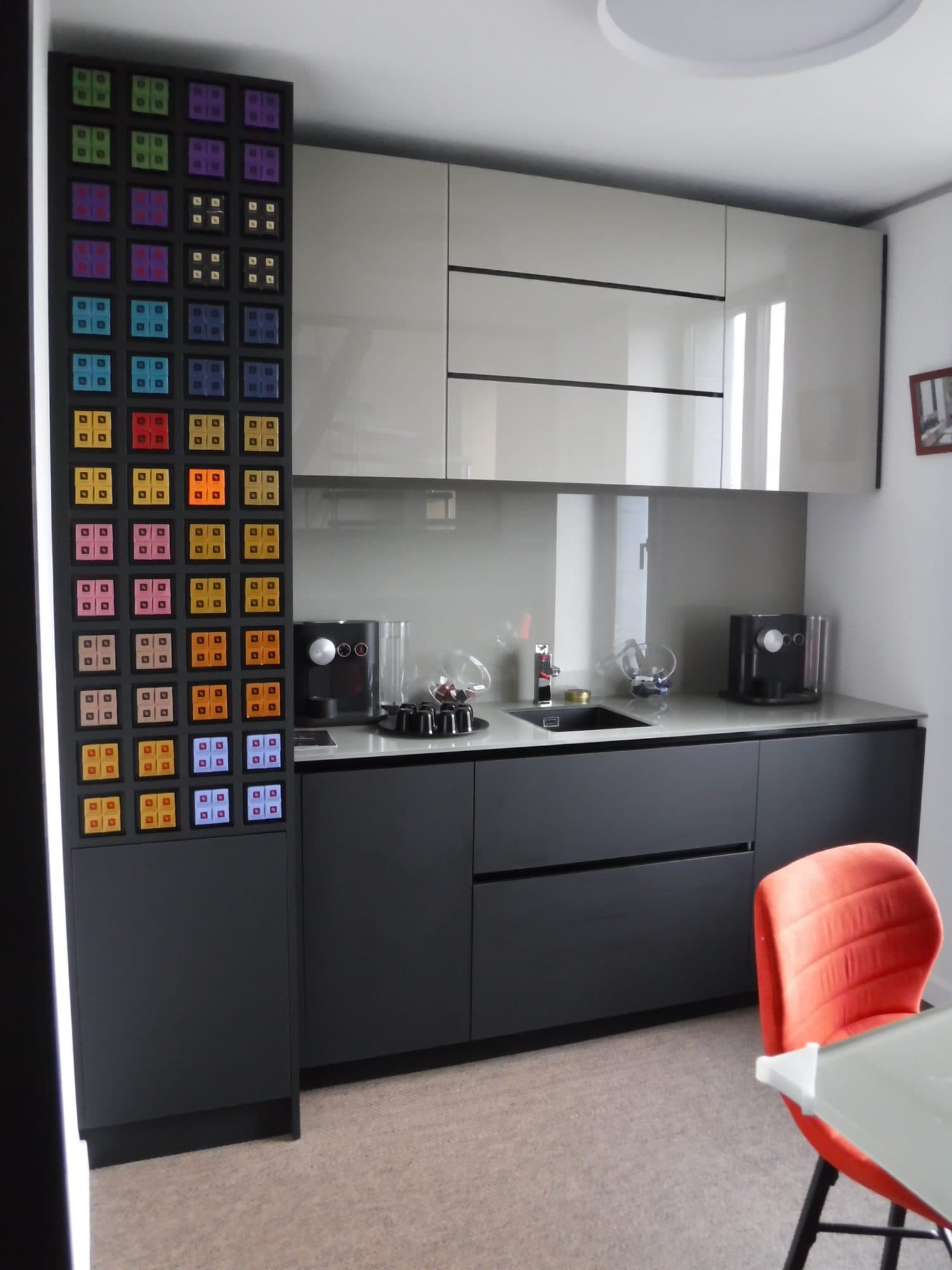 Kitchenette noire avec panneau de carreaux colorés