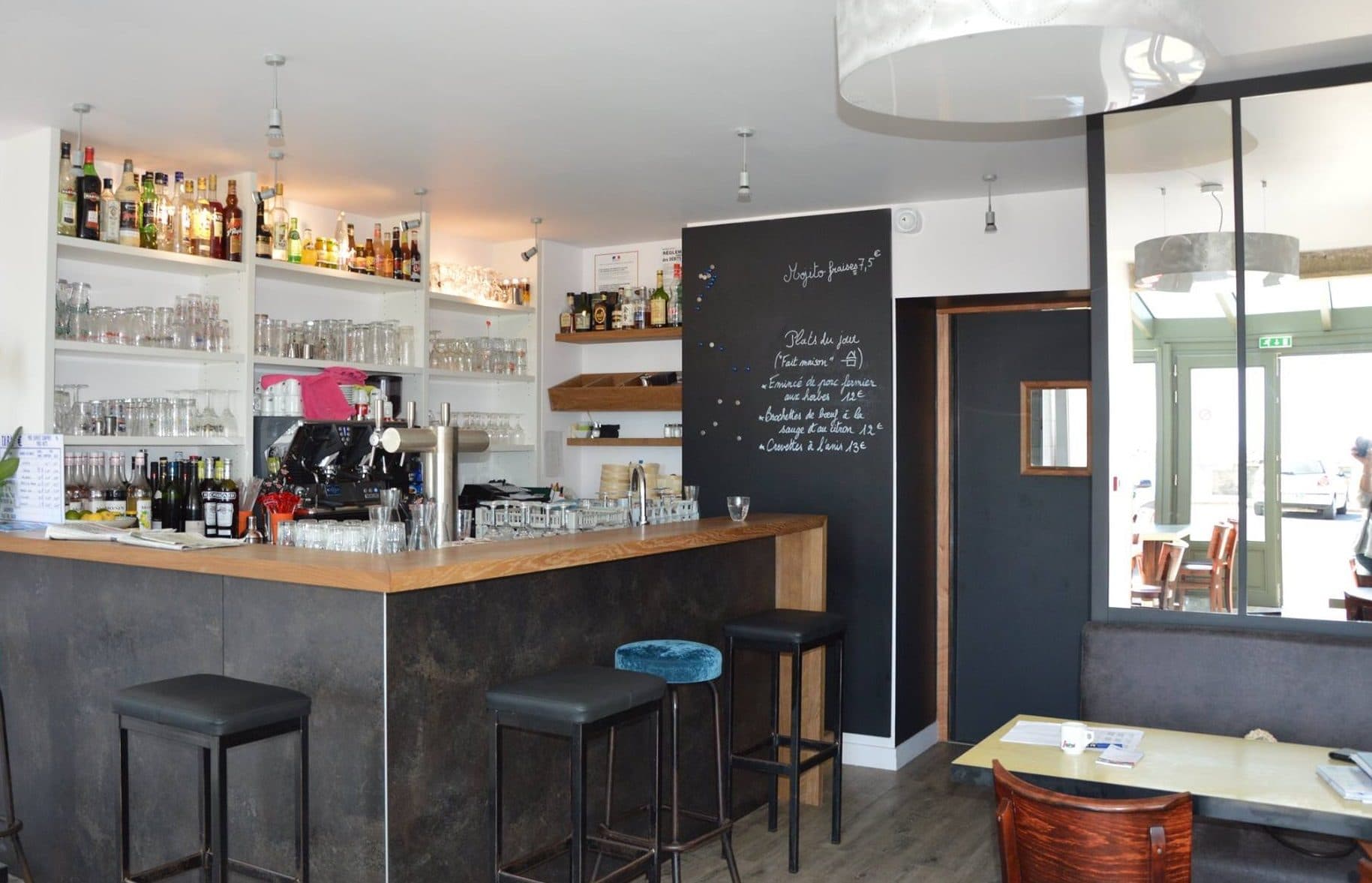 Bar de restaurant avec comptoir et tabourets hauts