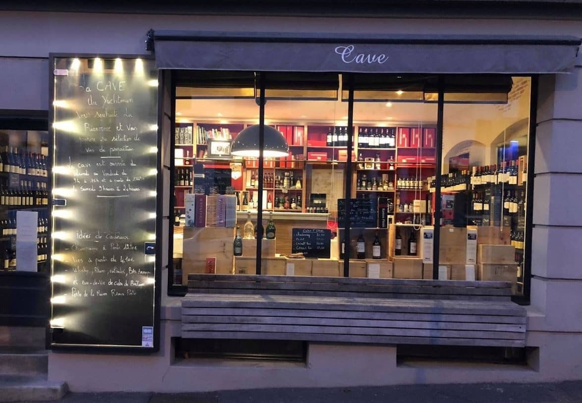 Devanture d'une cave à vins éclairée