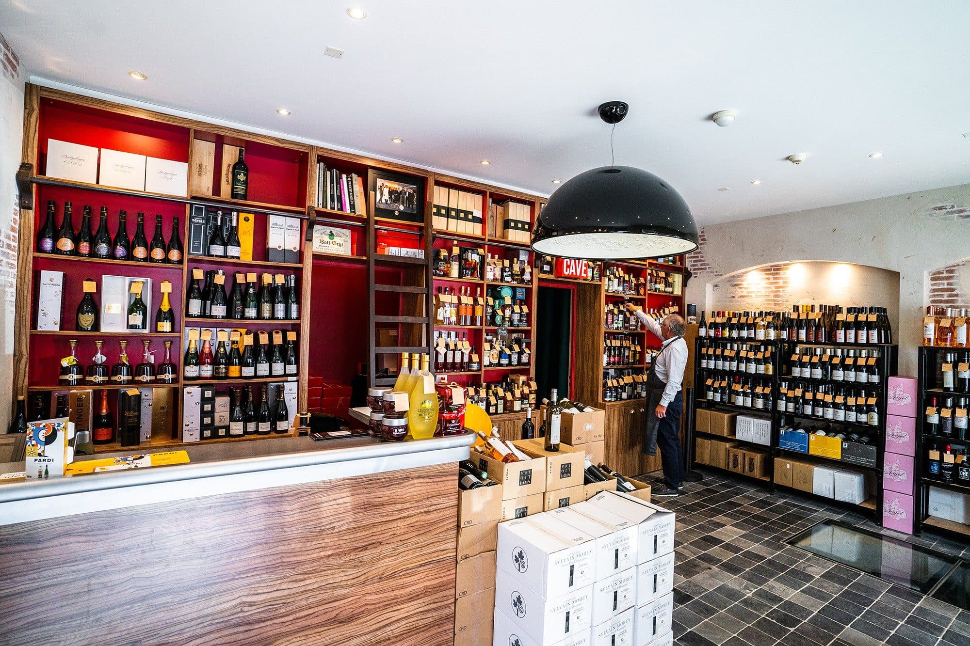 Cave à vins avec comptoir et étagères rouges