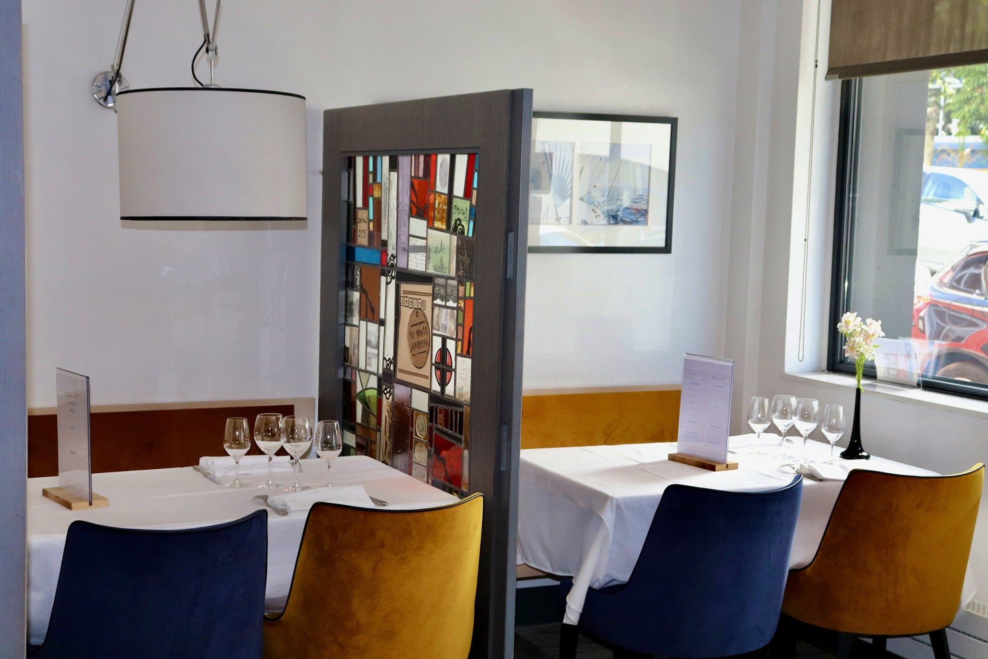 Salle de restaurant avec cloison décorative et chaises en velours