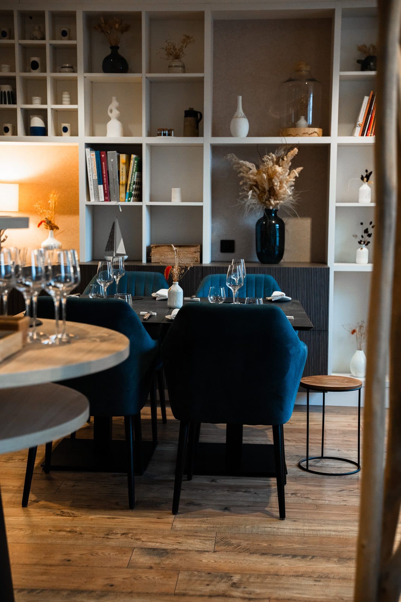 Bibliothèque à casiers dans une salle de restaurant